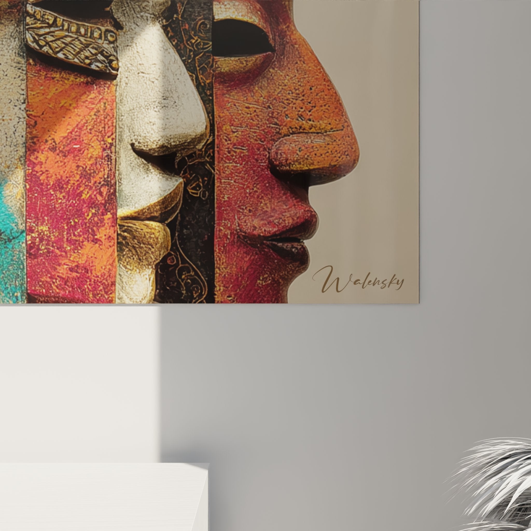 Panoramica del quadro maschere africane, arte murale contemporanea ispirata alle tradizioni ancestrali