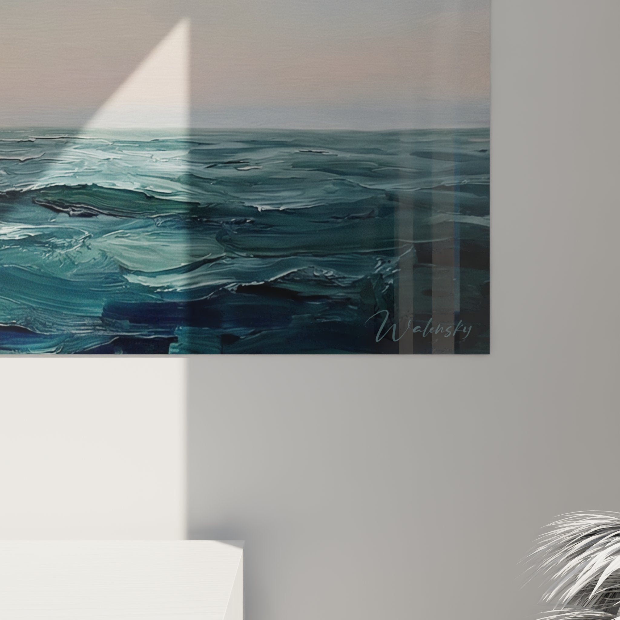 Vue d'ensemble tableau mural natation océan dans salon contemporain, format panoramique décoratif