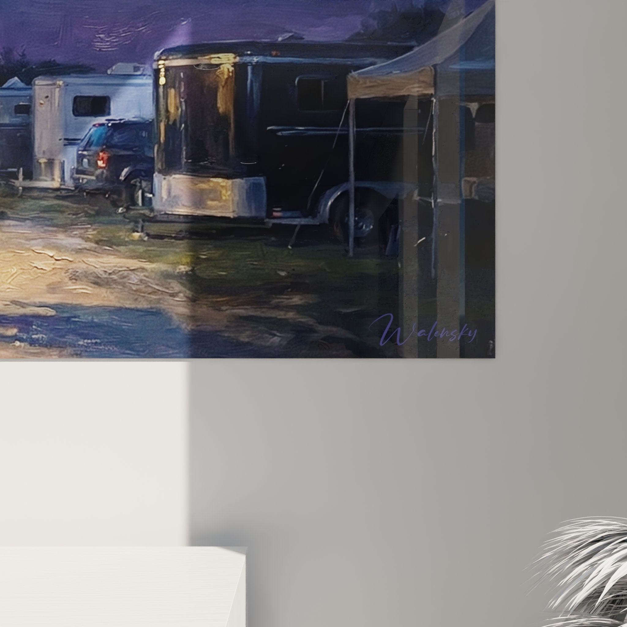 Panoramica quadro murale scuderie notturne, scena equestre con cavalieri e cavalli sotto illuminazione dorata