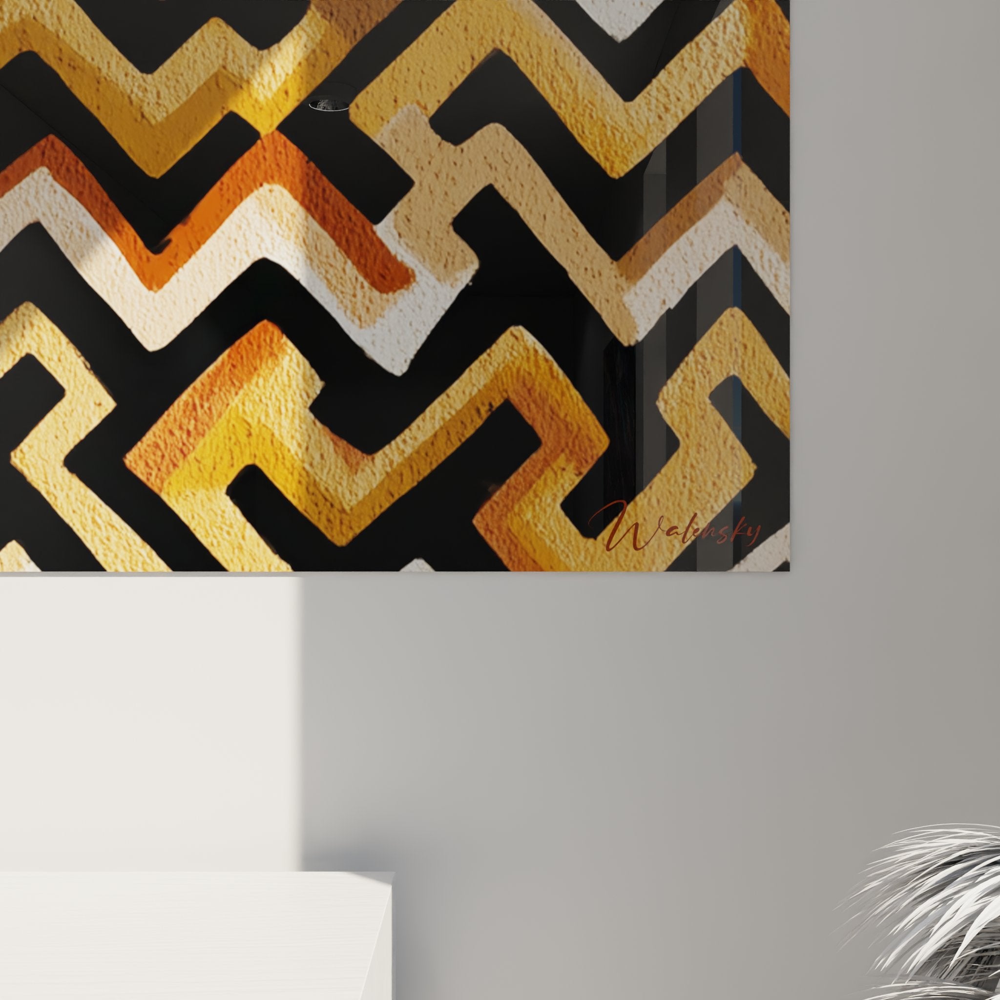 Vista d'insieme quadro art africano geometrico con forme labirintiche dorate e ramificate su fondo nero decorazione murale