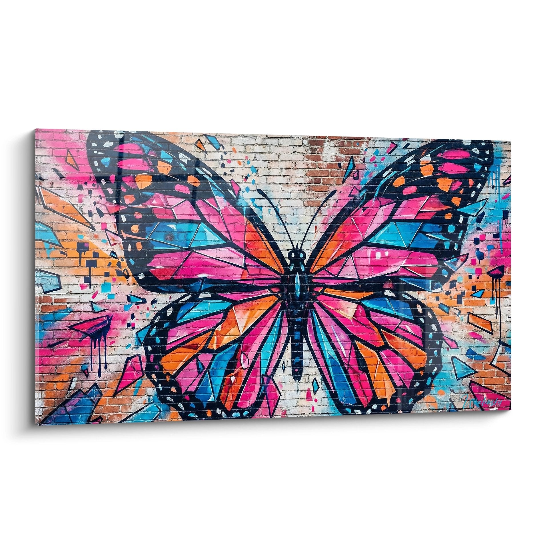 Street-Art-Schmetterling mit neon-rosa und neonblauen Farben auf Backsteinmauer mit Farbspritzeffekten