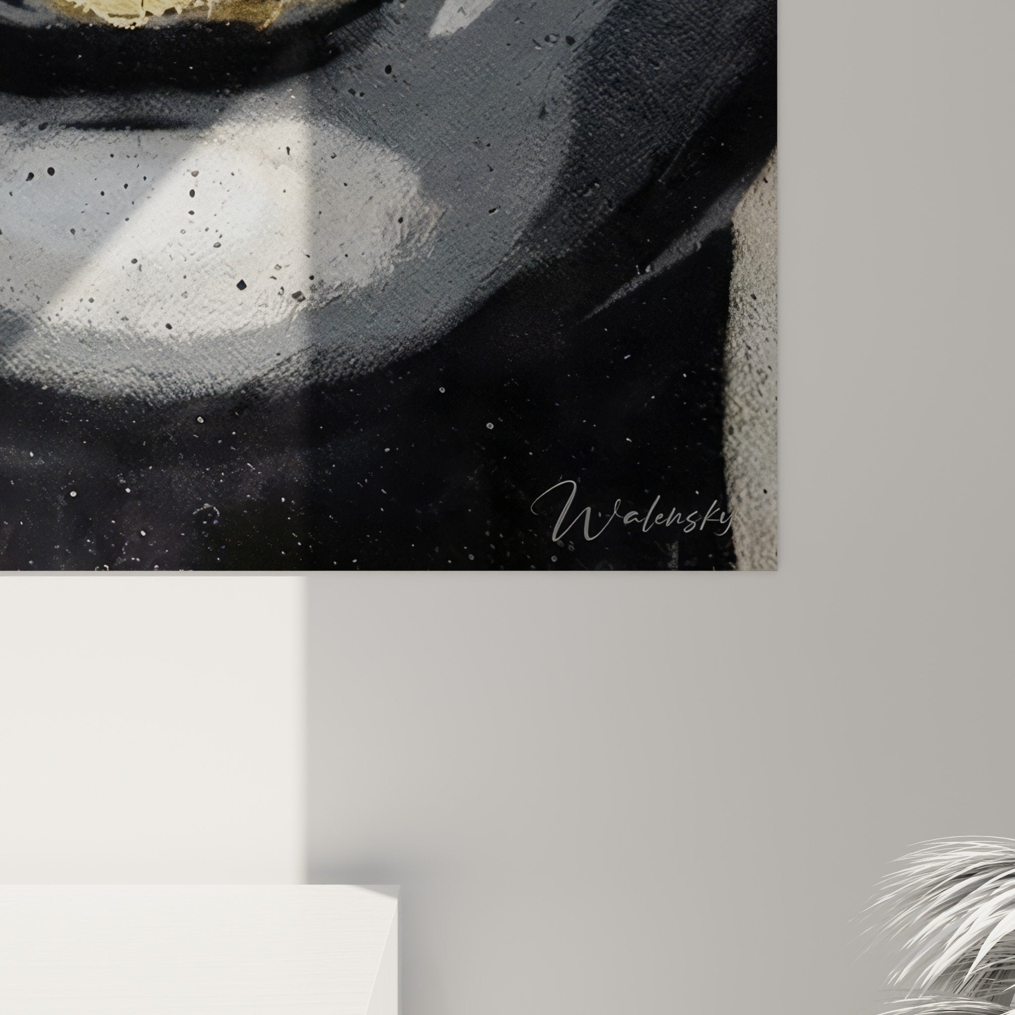 Mise en situation portrait street art feminin dore salon moderne decoration murale artistique contemporaine