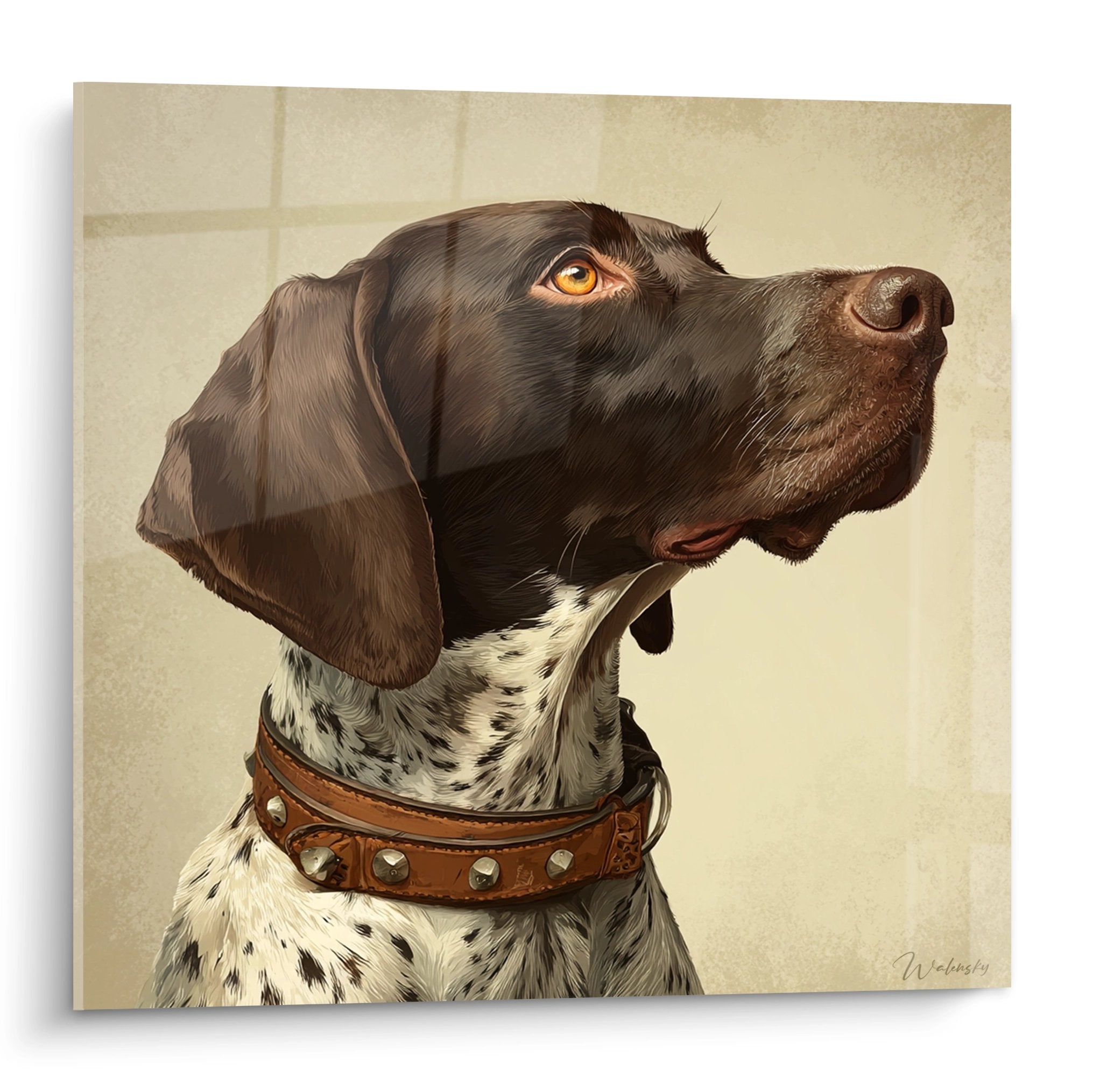 Portrait réaliste de Braque Allemand brun et blanc avec collier clouté, regard ambré intense, fond beige crème