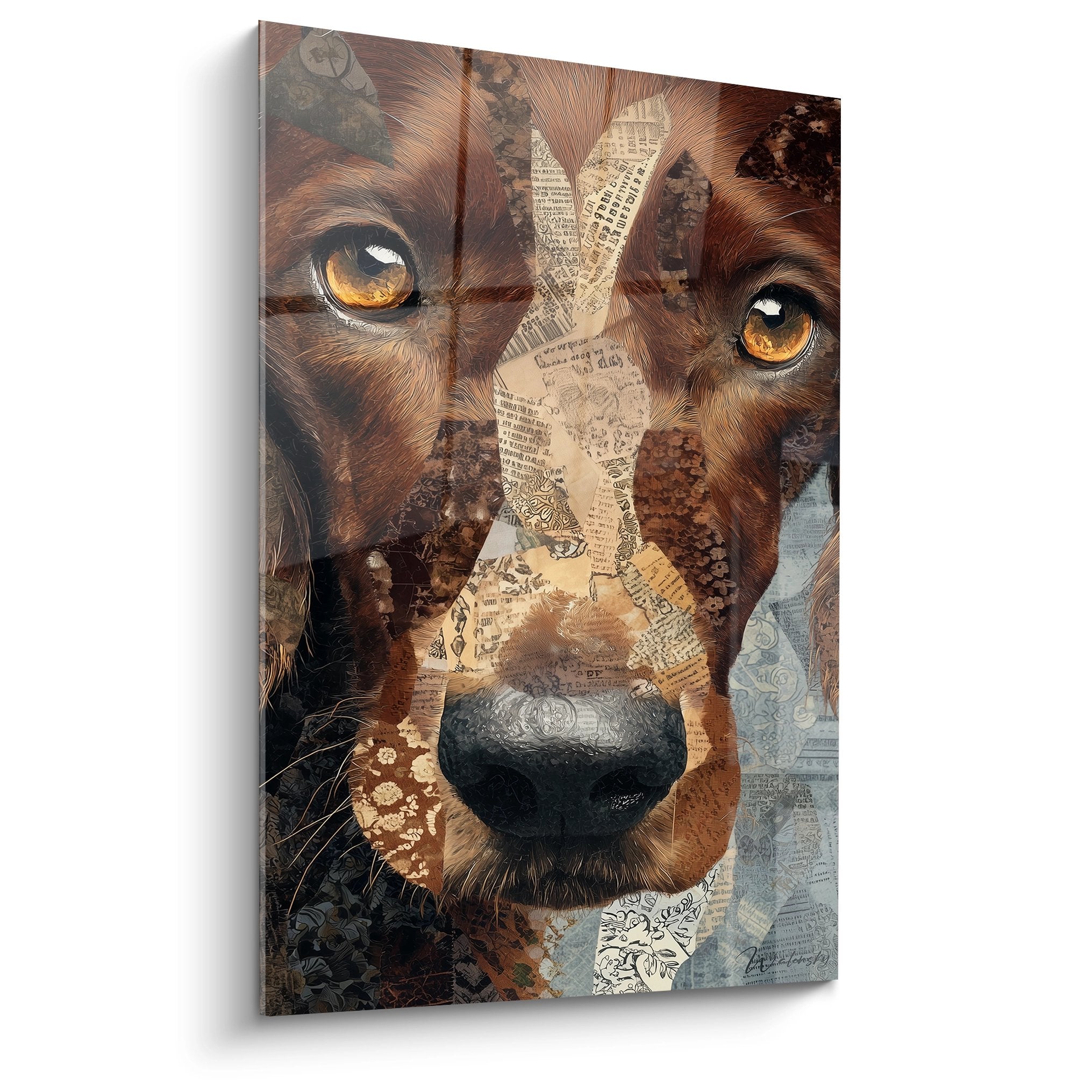 Portrait artistique chien roux yeux ambrés technique mixte collage papier journal tons chauds