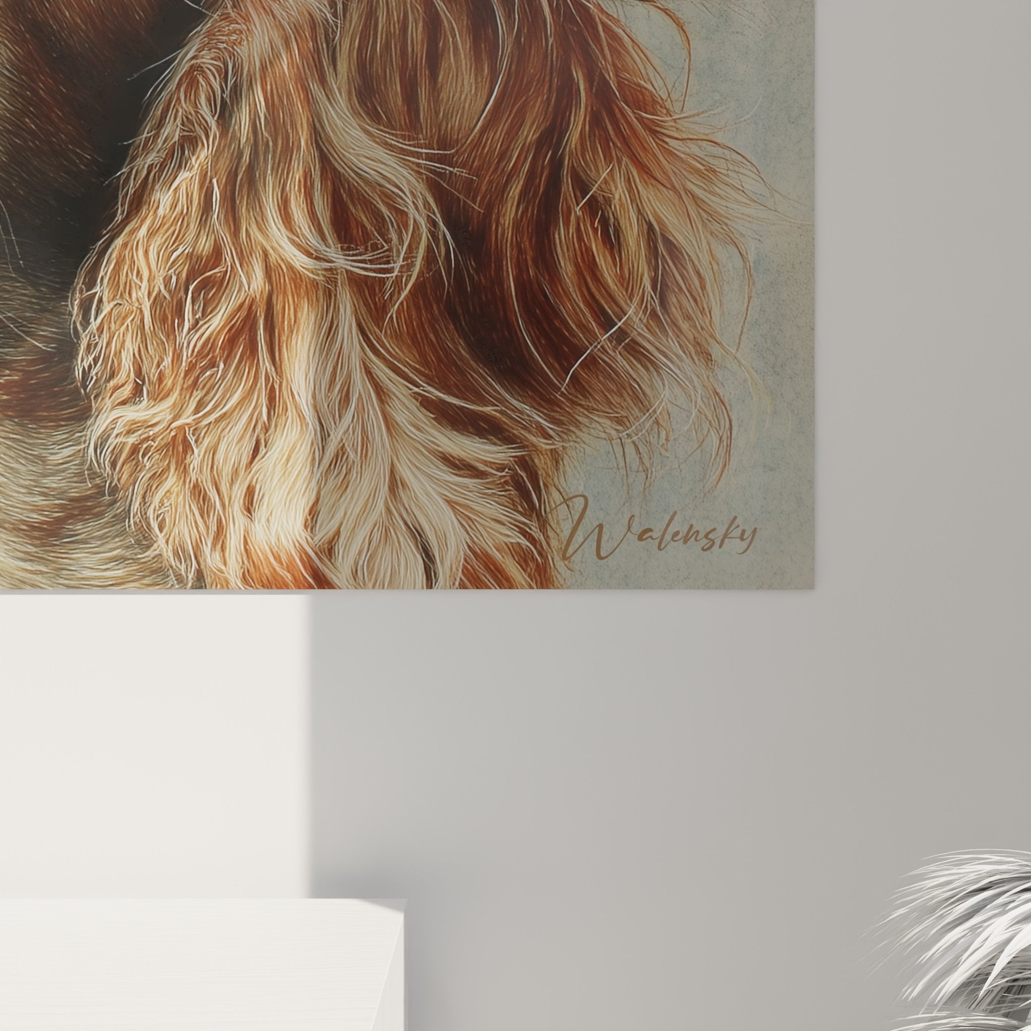 Vue d'ensemble du portrait de Cocker Americain contemplatif dans salon aux tons naturels chaleureux