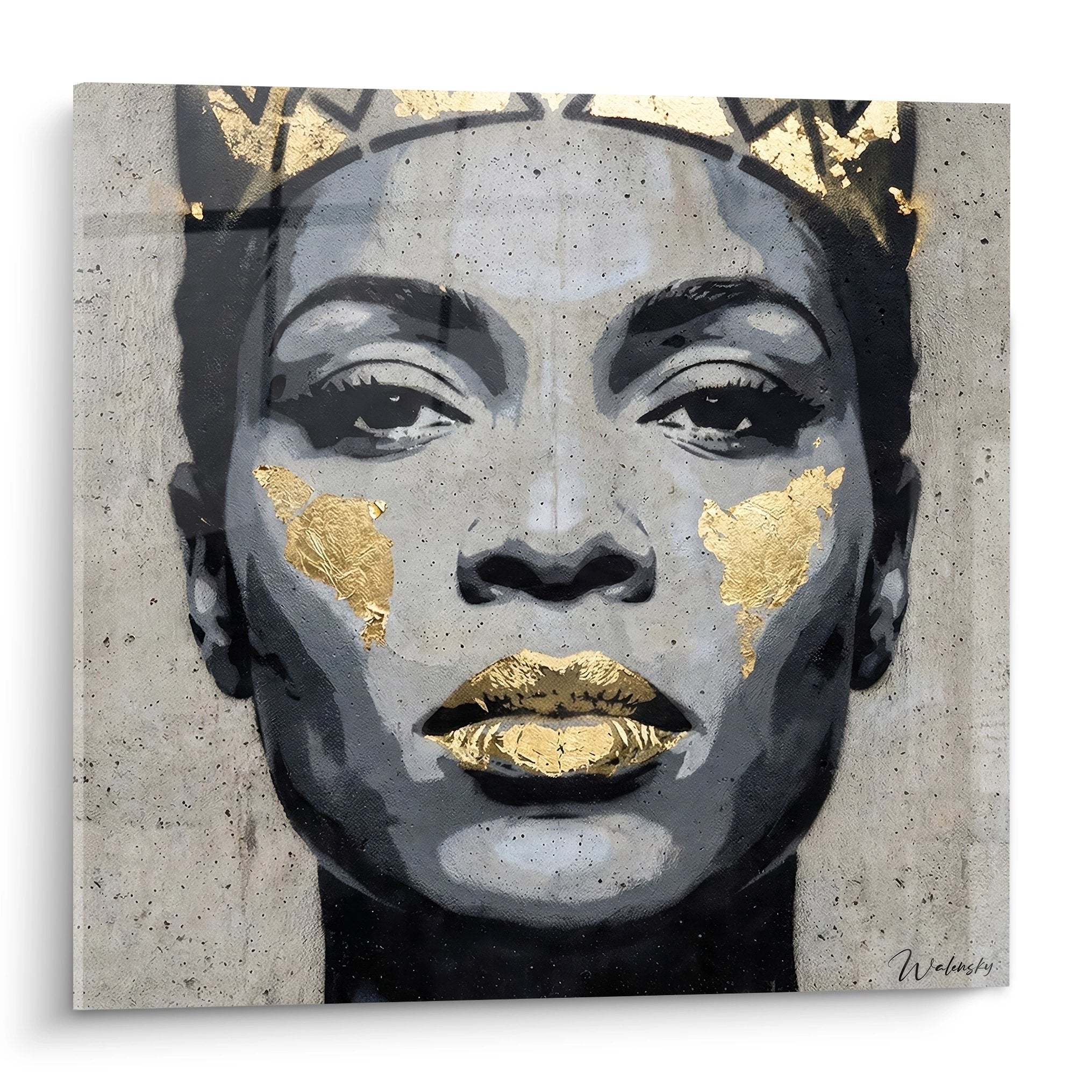 Portrait feminin street art gris et or sur beton, visage expressif aux reflets dores, style urbain contemporain