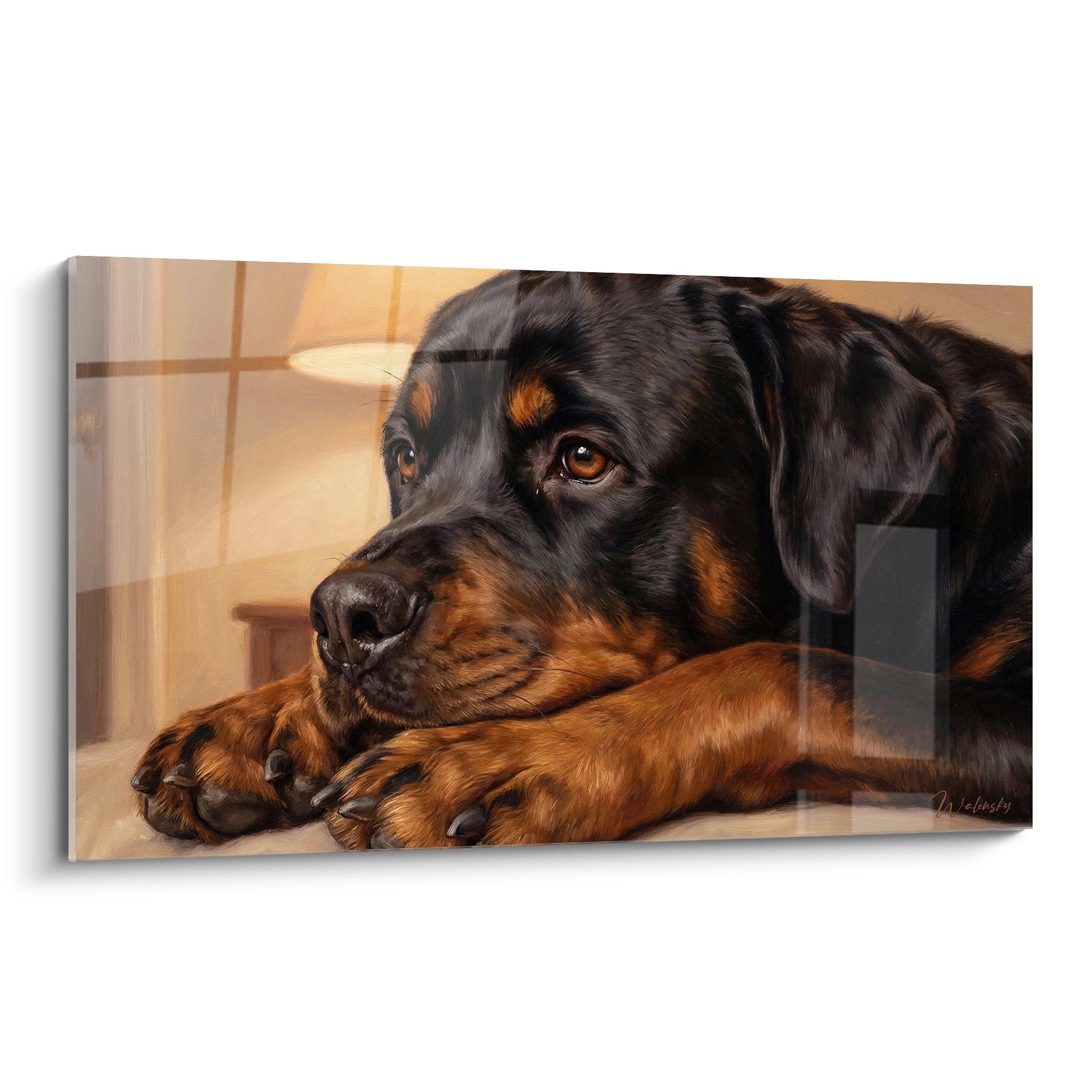 Portrait réaliste de Rottweiler au regard mélancolique, pelage noir et feu, tons dorés chaleureux, ambiance intimiste