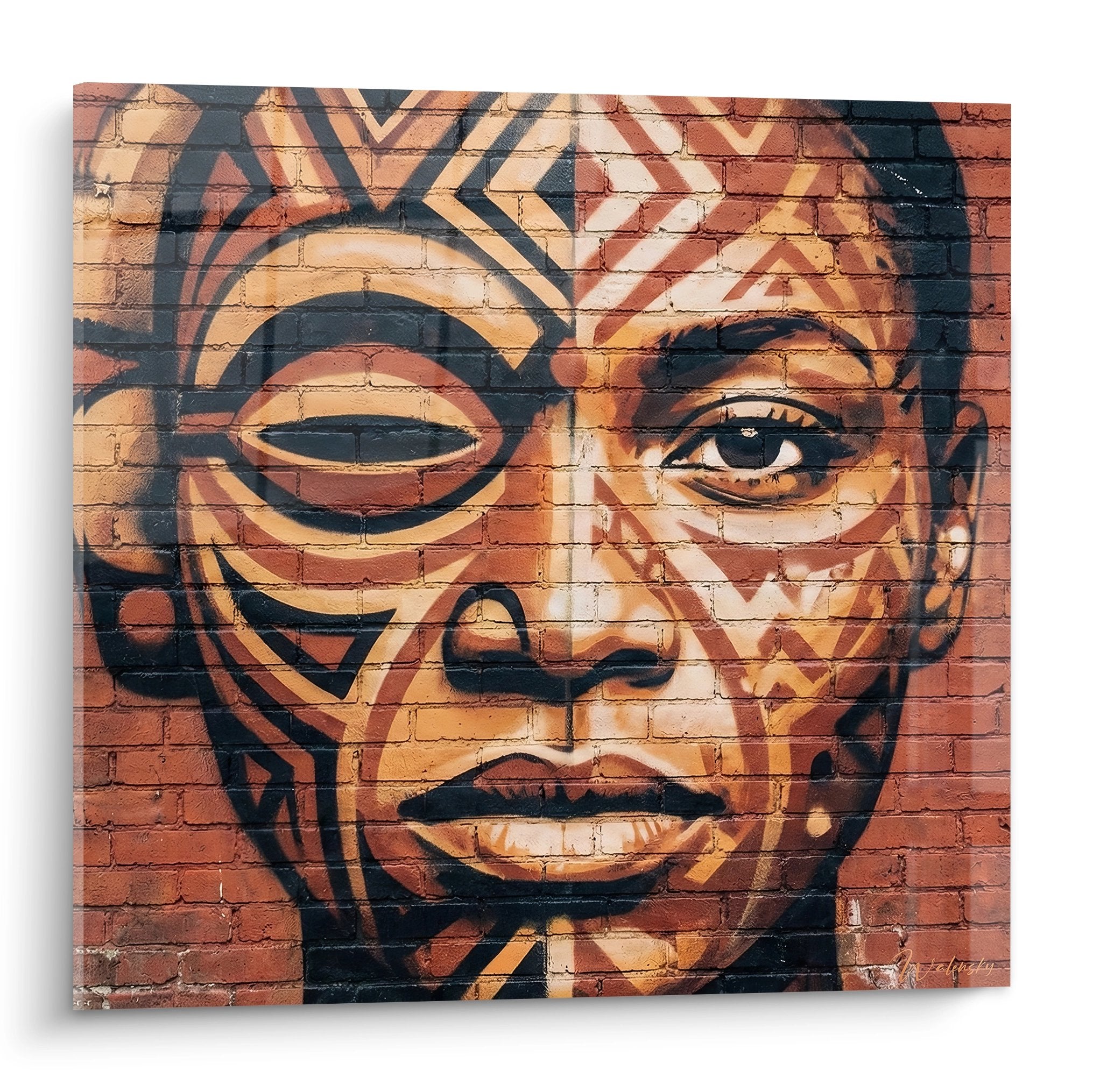 Portrait street art feminin tons ocre sur mur brique avec oeil ouvert ferme dualite urbaine