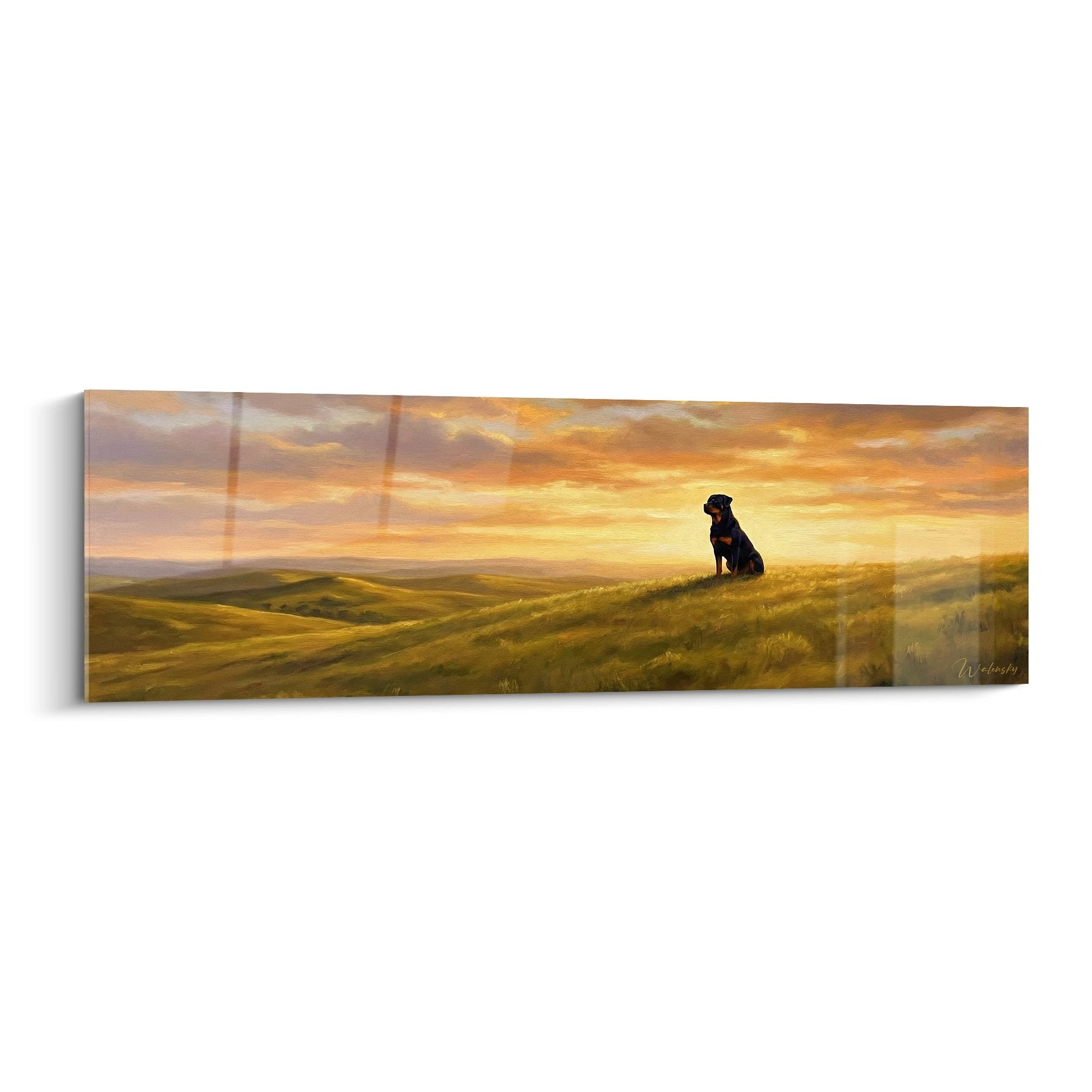 Tableau Rottweiler assis contemplant paysage coucher soleil tons dorés orangés collines verdoyantes