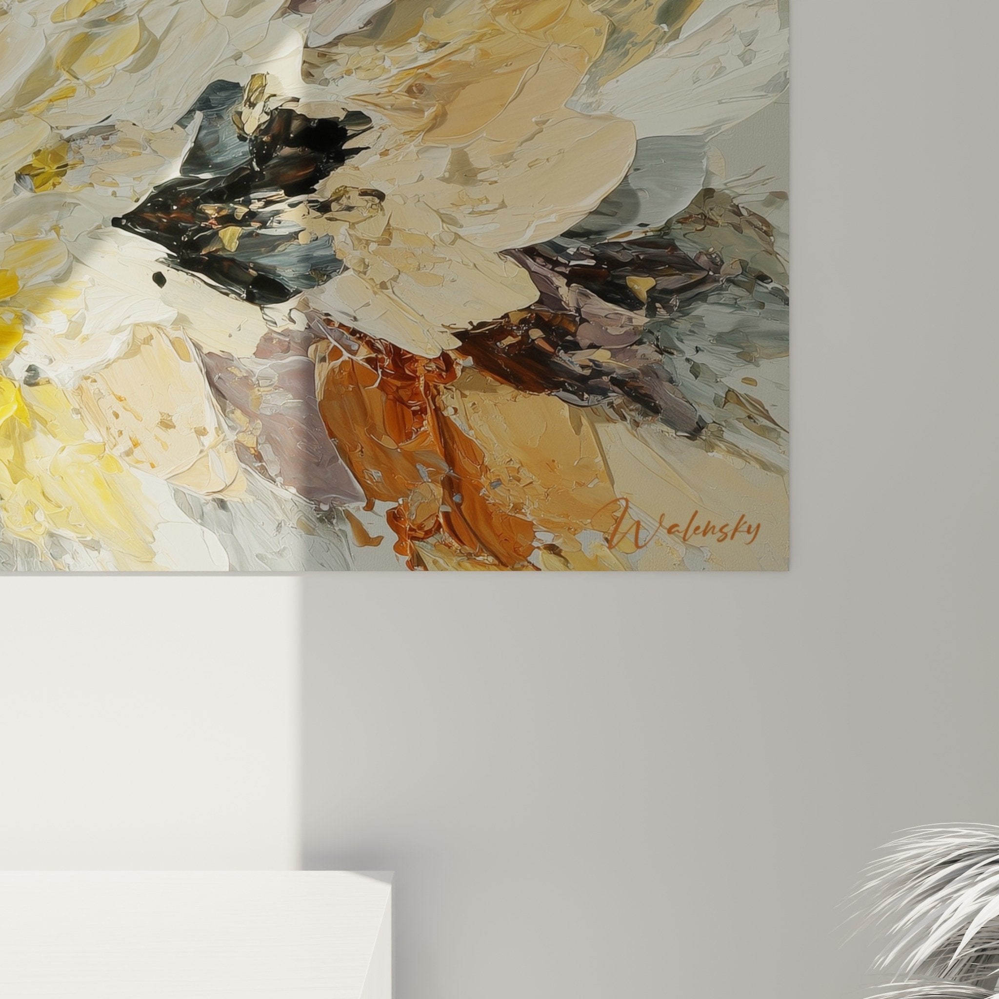Vue d'ensemble salon contemporain tableau explosion florale jaune mur beige canapé gris feng shui centre