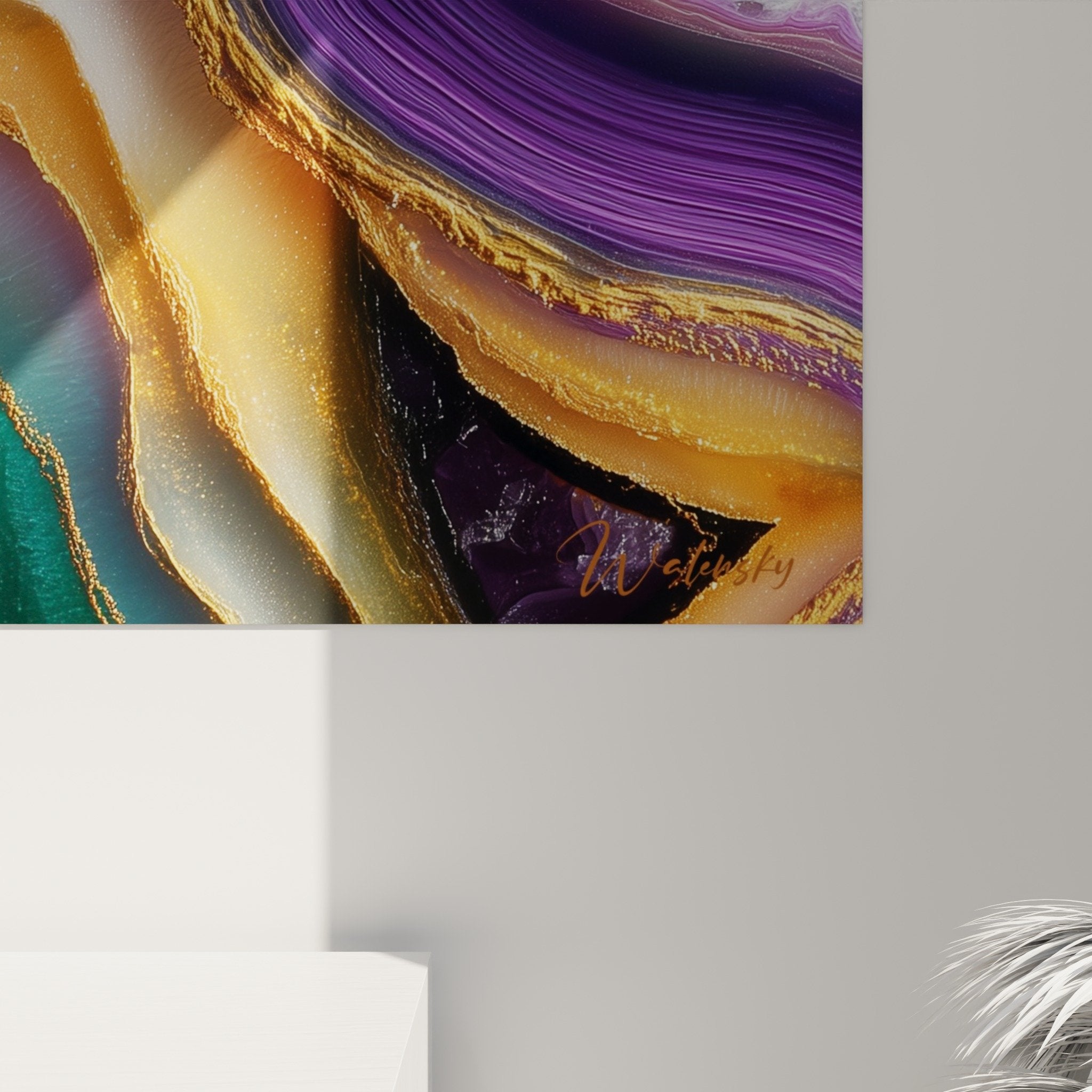 zeitgenössisches Wohnzimmer, Achat-Kunstwerk in Violett, graue Wand, goldene Accessoires, moderne Leuchte, Wanddekoration