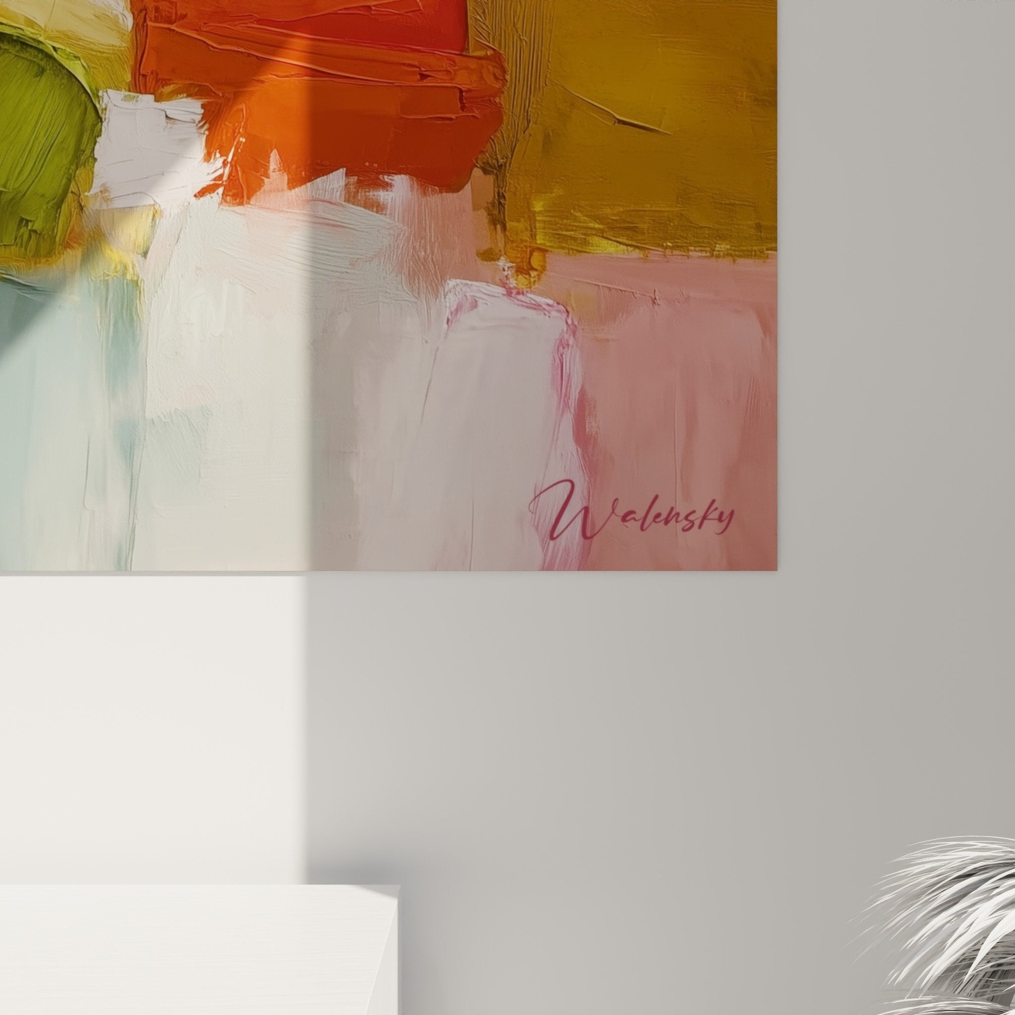 Gesamtansicht eines zeitgenössischen Wohnzimmers mit abstraktem Gemälde in lebendigen Farben, Feng-Shui-Ausrichtung Süd-Feuer-Element