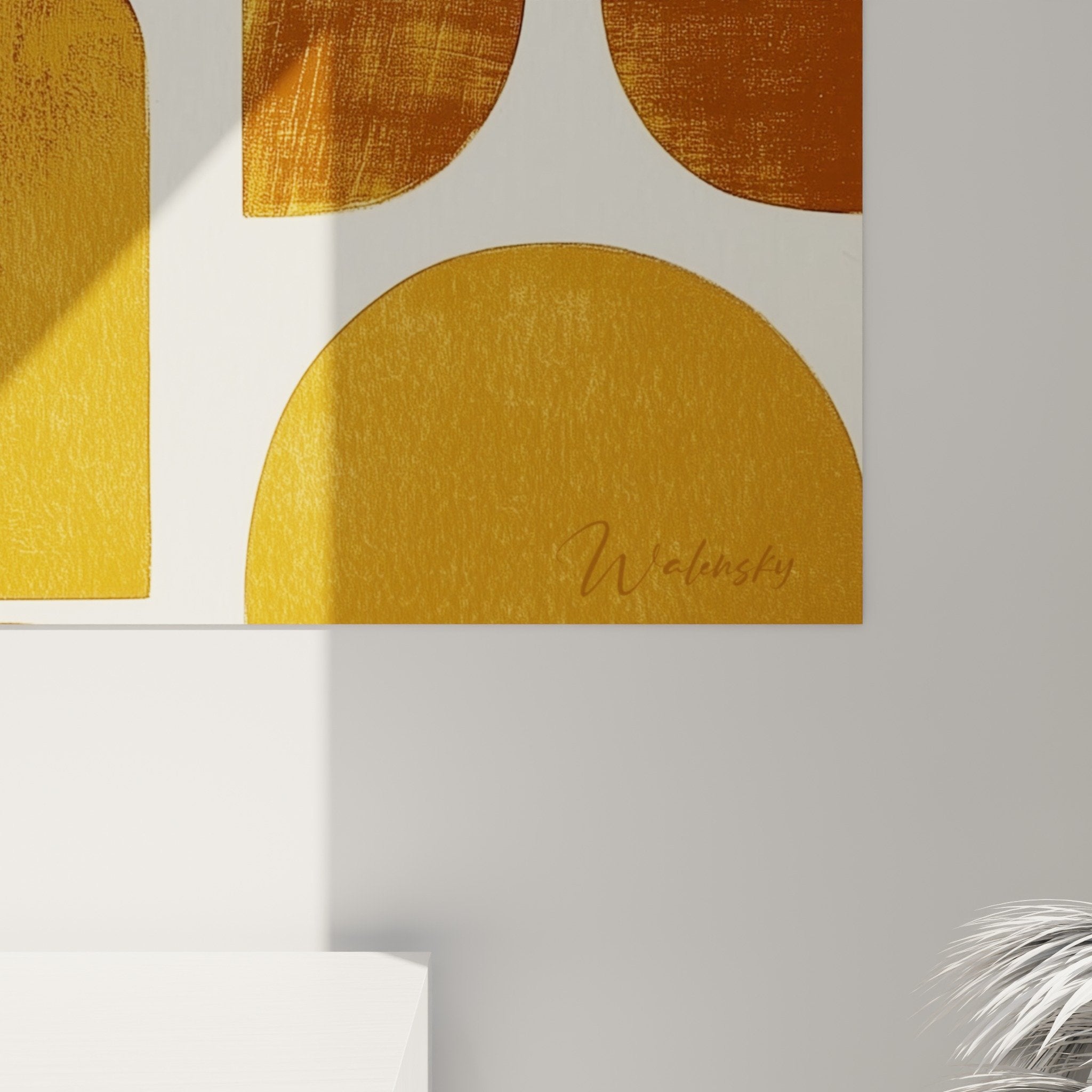 Vue ensemble salon moderne tableau geometrique ocre caramel integration decoration murale feng shui centre terre