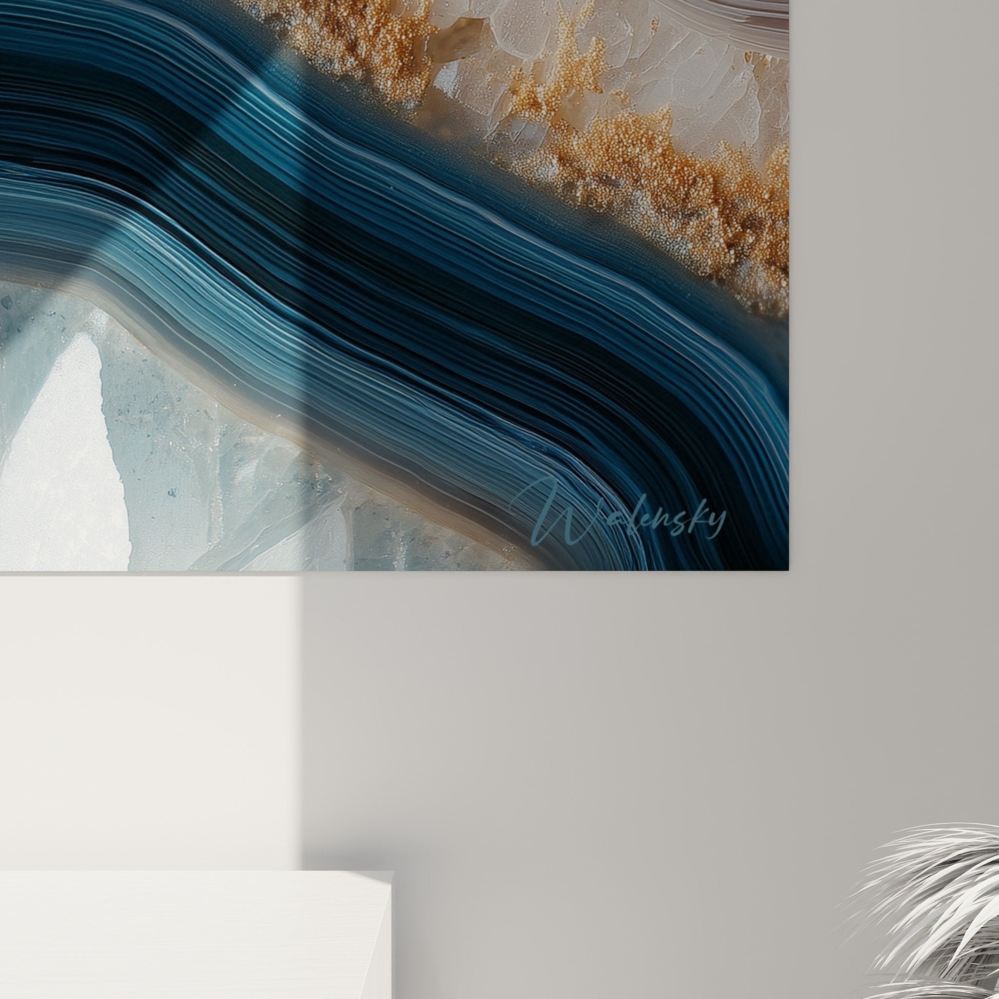 Gesamtansicht abstraktes Marmortableau modernes Wohnzimmer blaue goldene Wellen raffinierte Wanddekoration