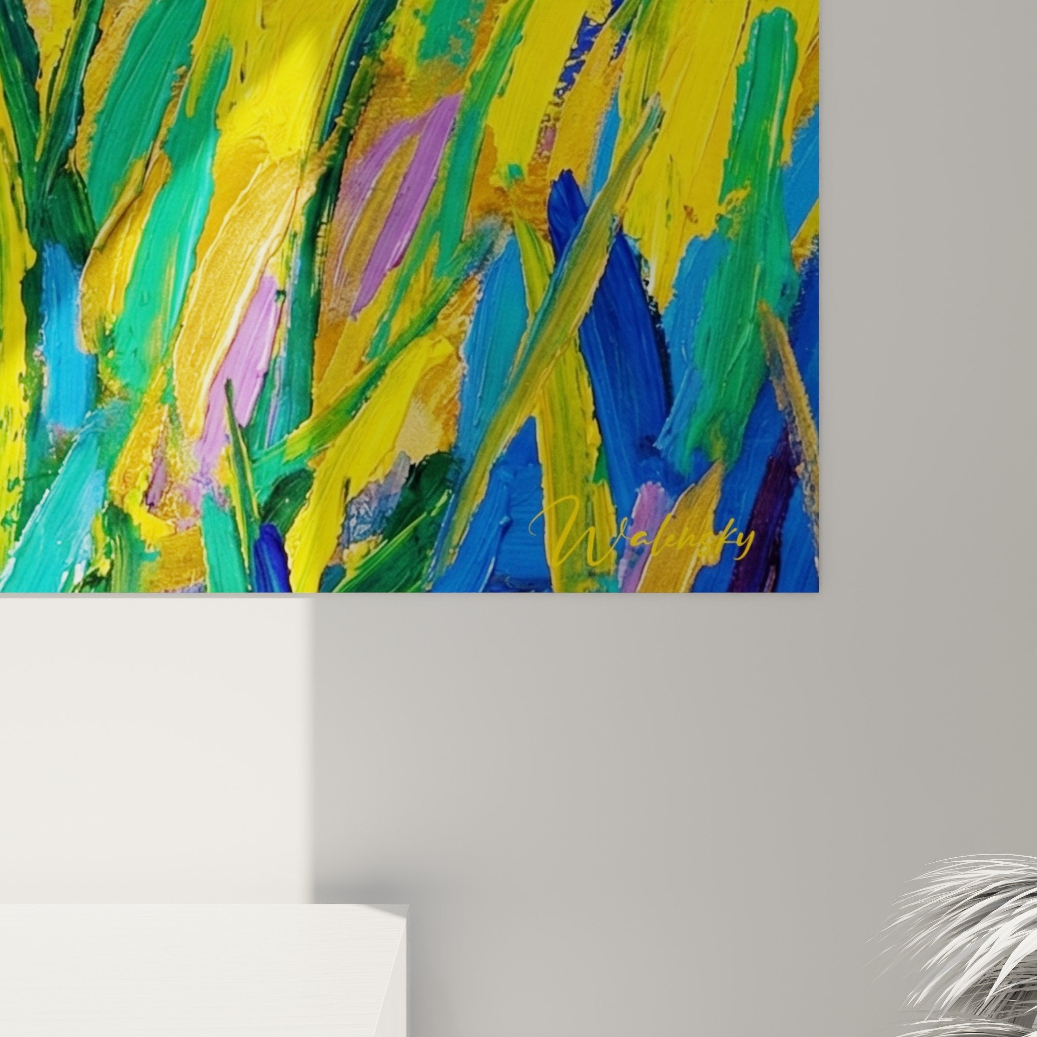 Gesamtansicht Kaninchen-Kunstdruck mit hohen Gräsern im modernen Wohnzimmer, farbige Wanddekoration