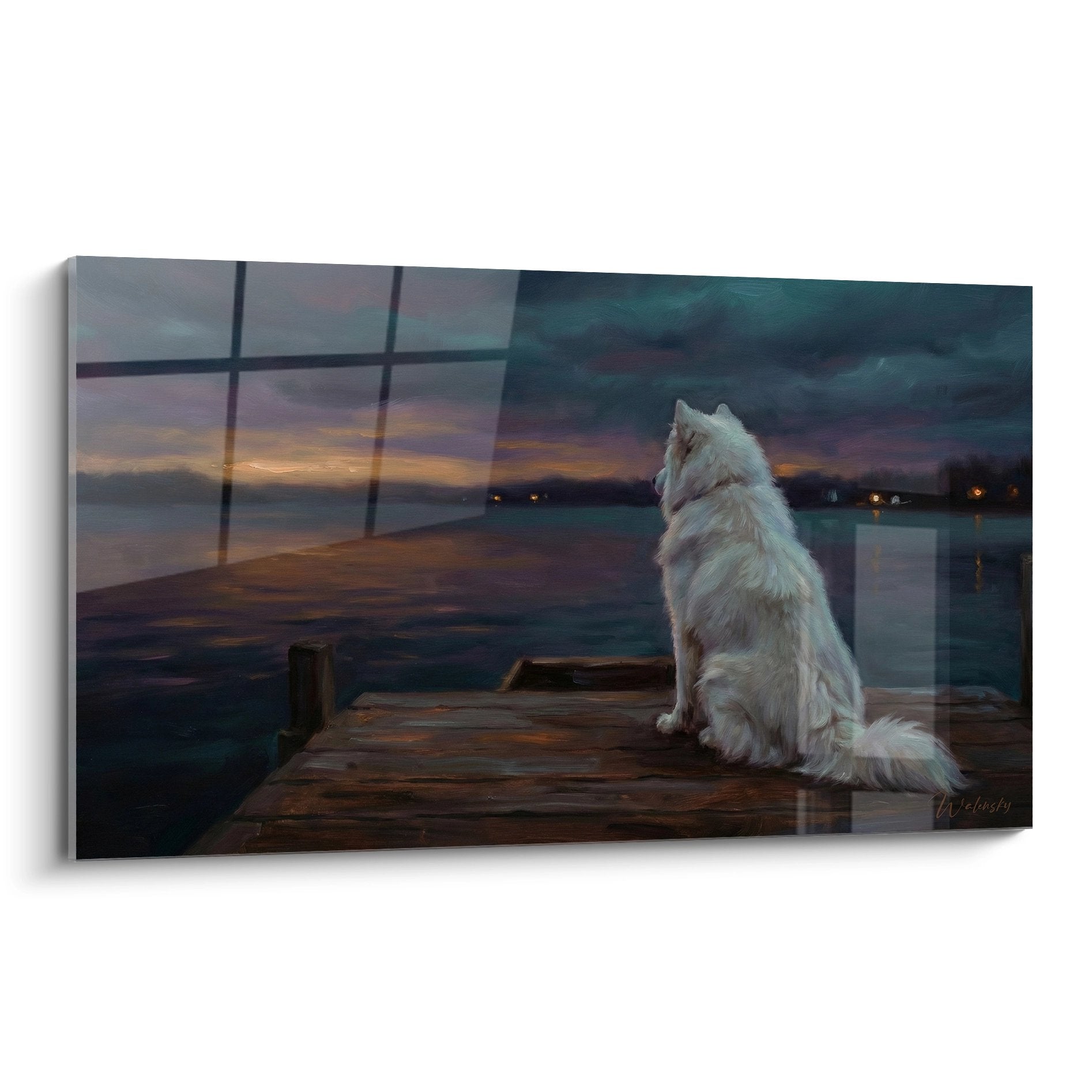 Samoyède blanc assis sur ponton au coucher de soleil, reflets dorés sur lac, ambiance crépusculaire paisible