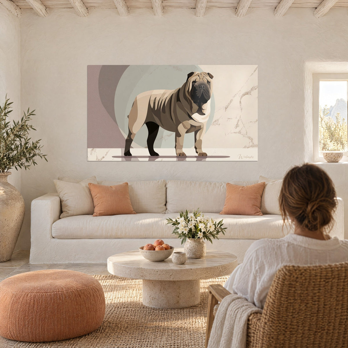 Πίνακας Shar Pei μπεζ με βαθιές πτυχές, μαύρο ρύγχος, κύκλος πράσινου χαλκού στο βάθος, πάνω από καναπέ σε φωτεινό σαλόνι