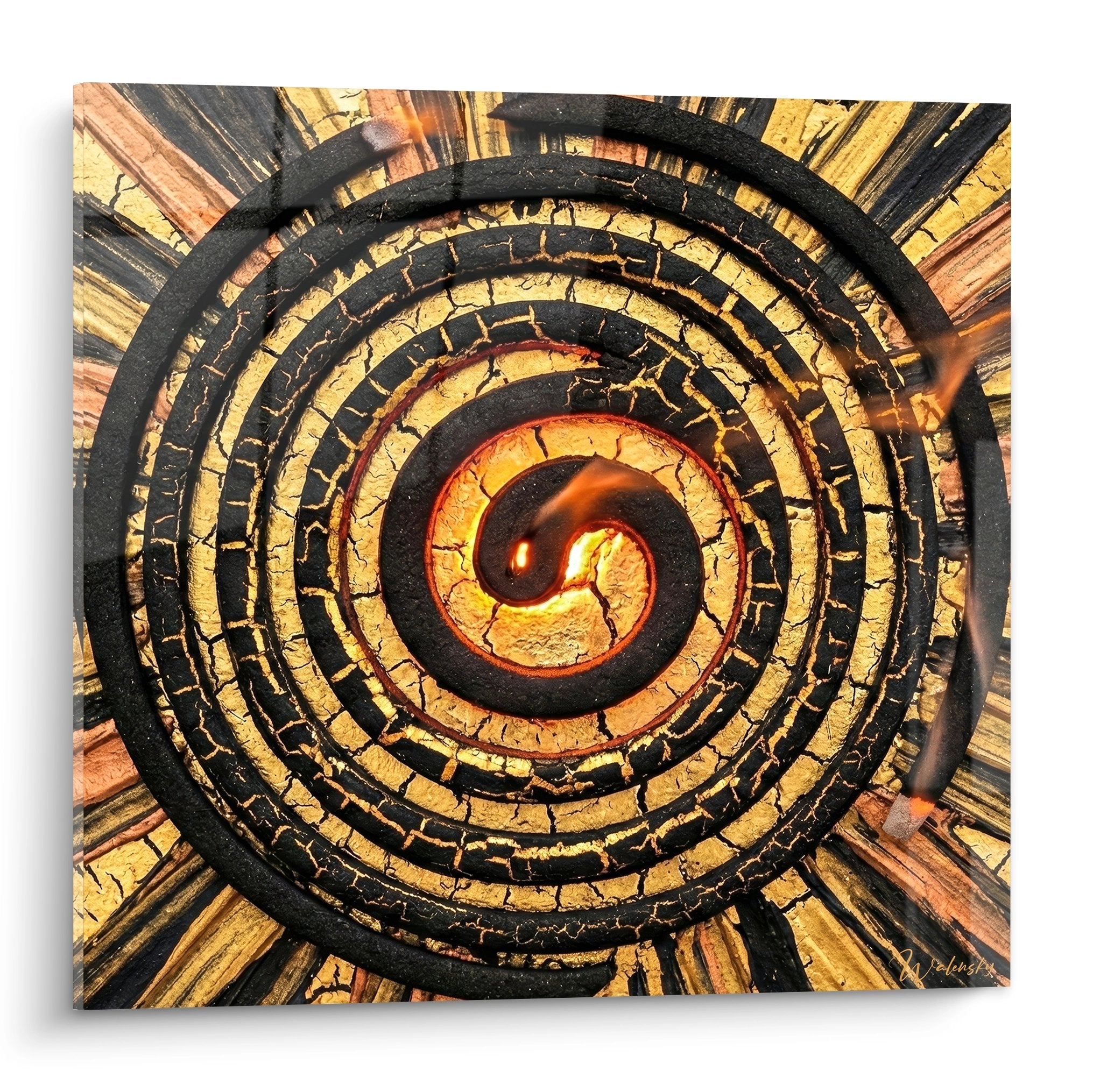 Konzentrische gold-schwarze Spirale auf rissigem Holz mit orangeflamme in der Mitte - mystisches räucherstäbchen-kunstwerk