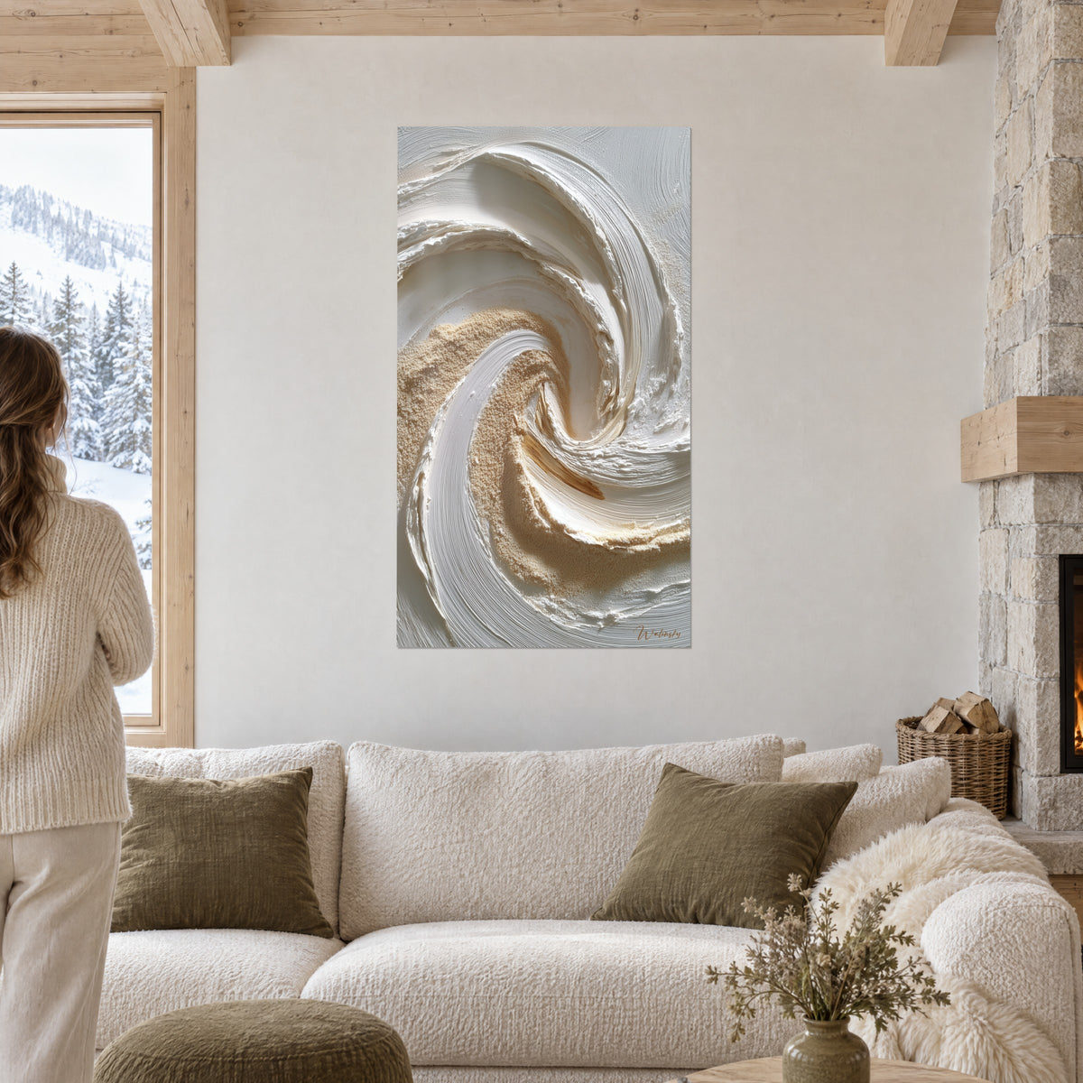 Cuadro con relieve en espiral en crema y arena dorada, empastes nacarados, visto de espaldas por una persona sobre un sofá en un salón luminoso