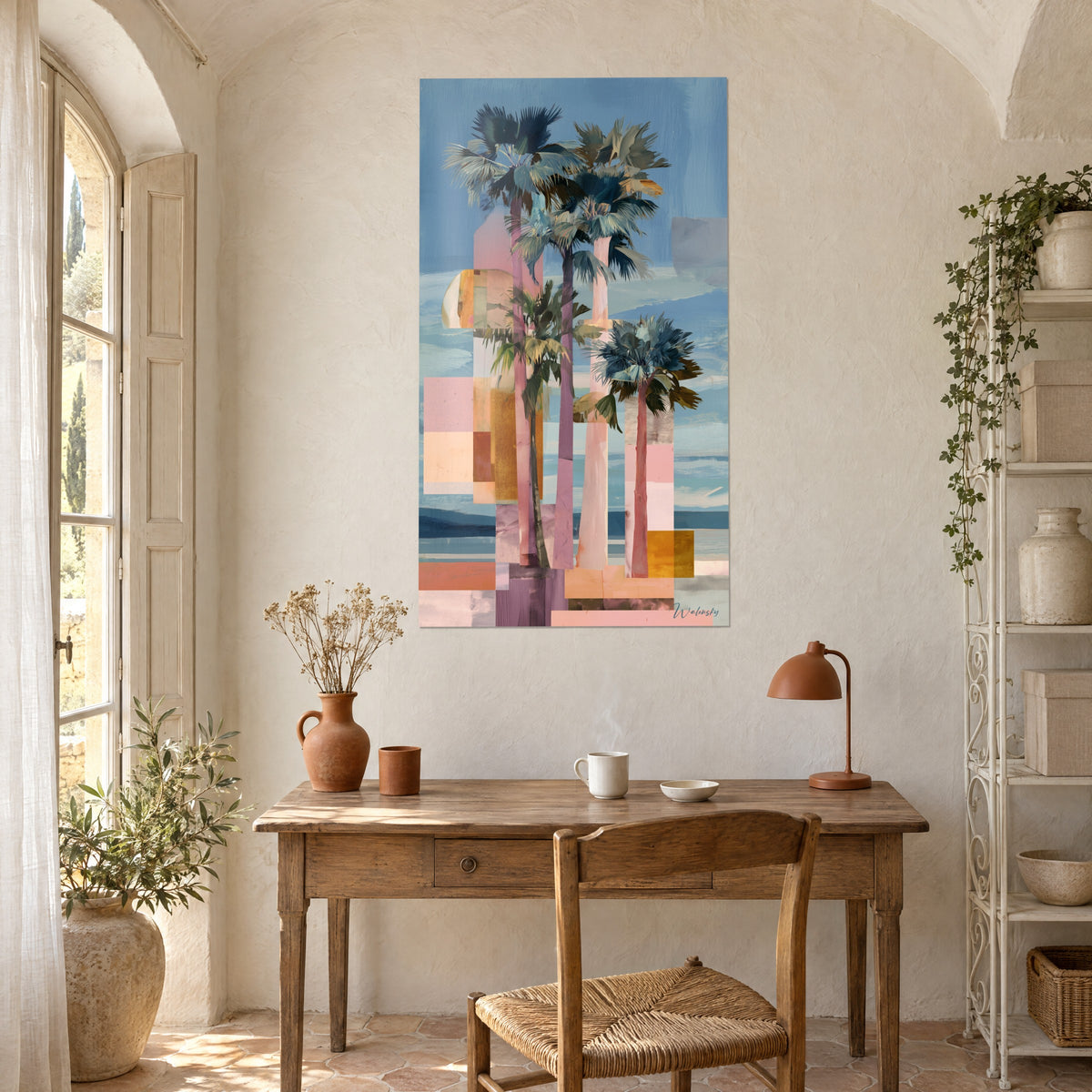 Schilderij palmbomen van uitgeknipt papier, spijkerblauwe lucht en perzikkleurige en gouden vierkanten, opgehangen boven een houten bureau in een Provençaalse boerderij