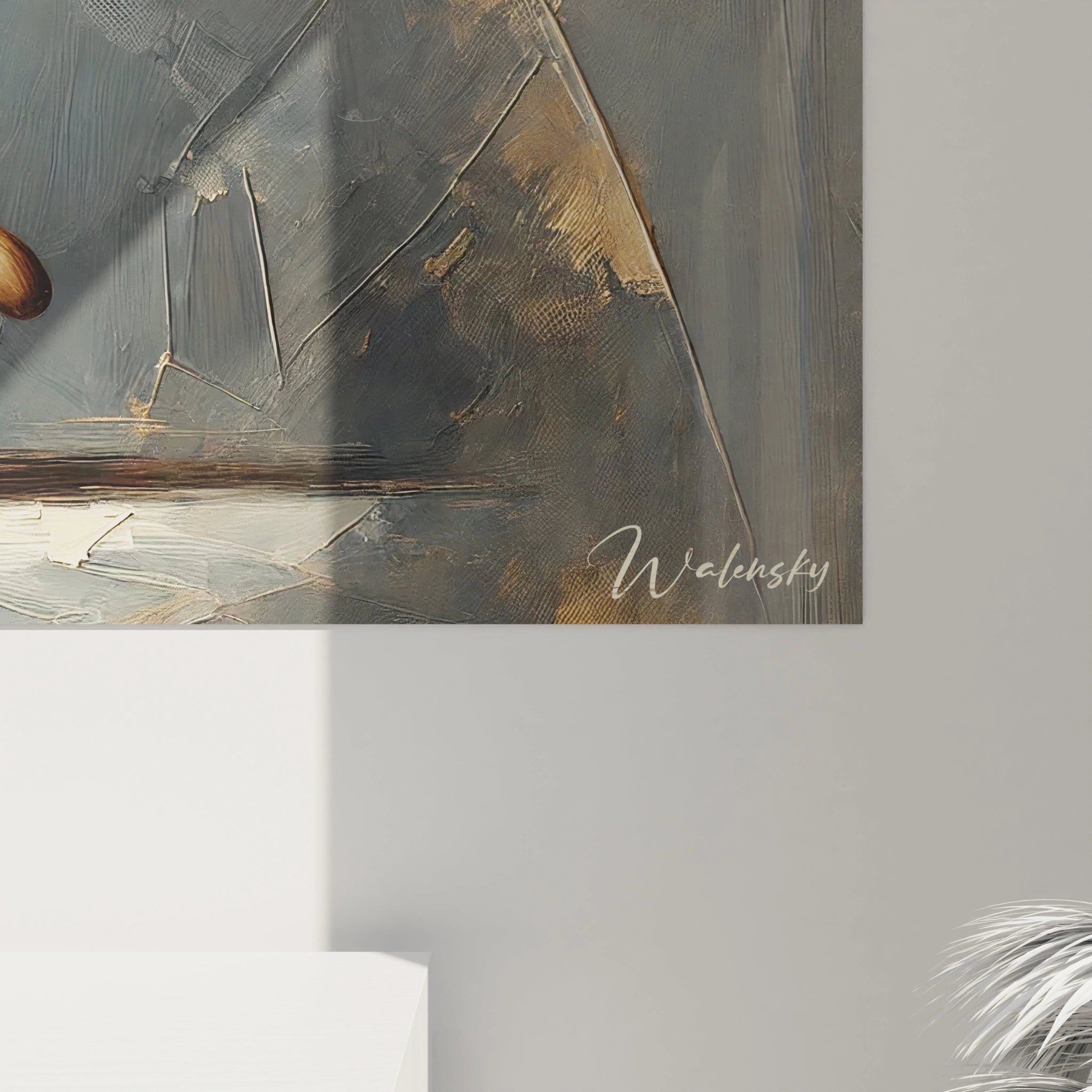 Gros plan du Tableau Marin montrant le detail du gouvernail en bois et le fond bleu dore evocant la force tranquille de la mer et l'essence de la navigation