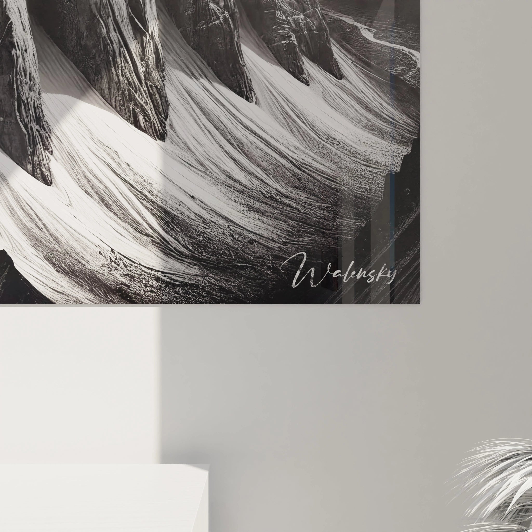 Une vue de près de ce tableau Montagne révèle les détails sculptés avec soin. Ressentez la rugosité et la beauté majestueuse de la montagne qui défie les âges.