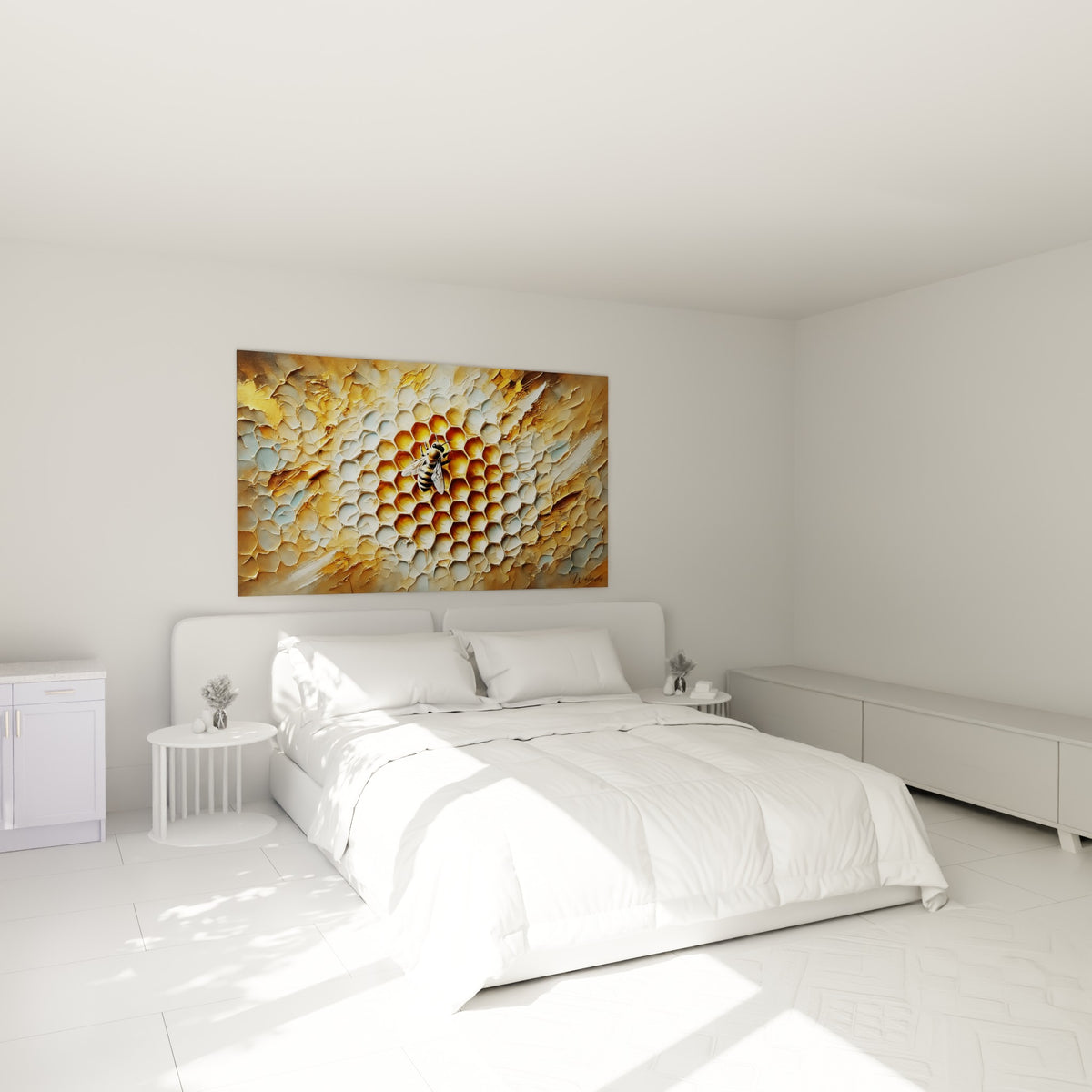 Insecte doré sur rayon de miel blanc et ocre, tableau accroché au-dessus d'un lit dans une chambre claire