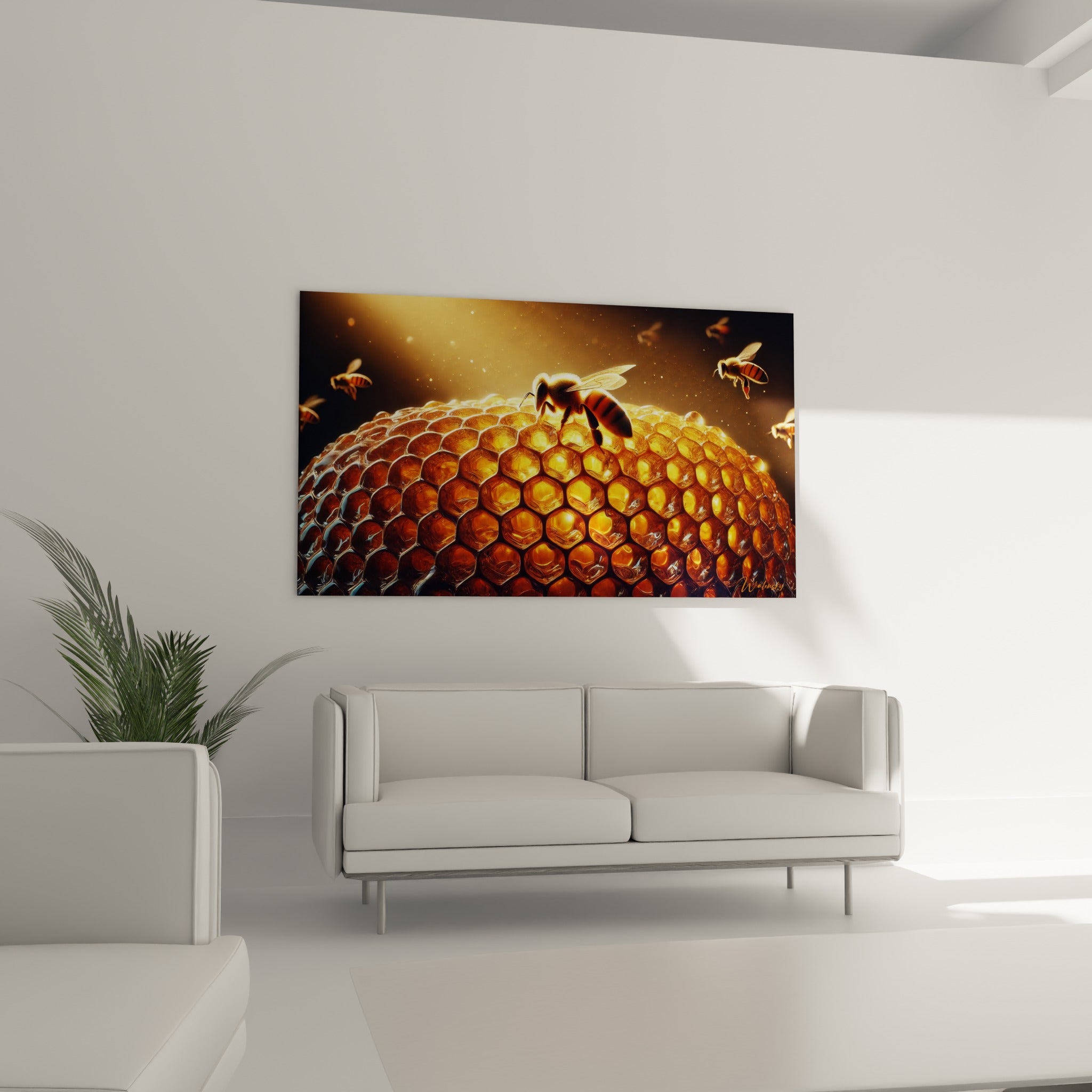 Insecte doré posé sur nid d'abeilles ambré, accroché au-dessus d'un canapé dans un salon lumineux