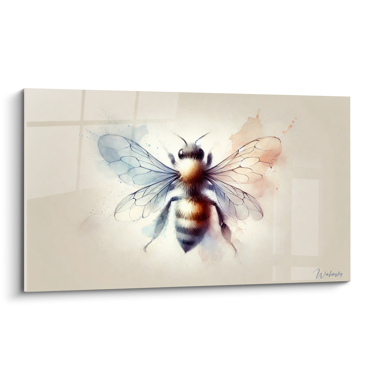 Abeille aquarelle bleu pastel et corail, ailes translucides déployées sur fond crème lumineux