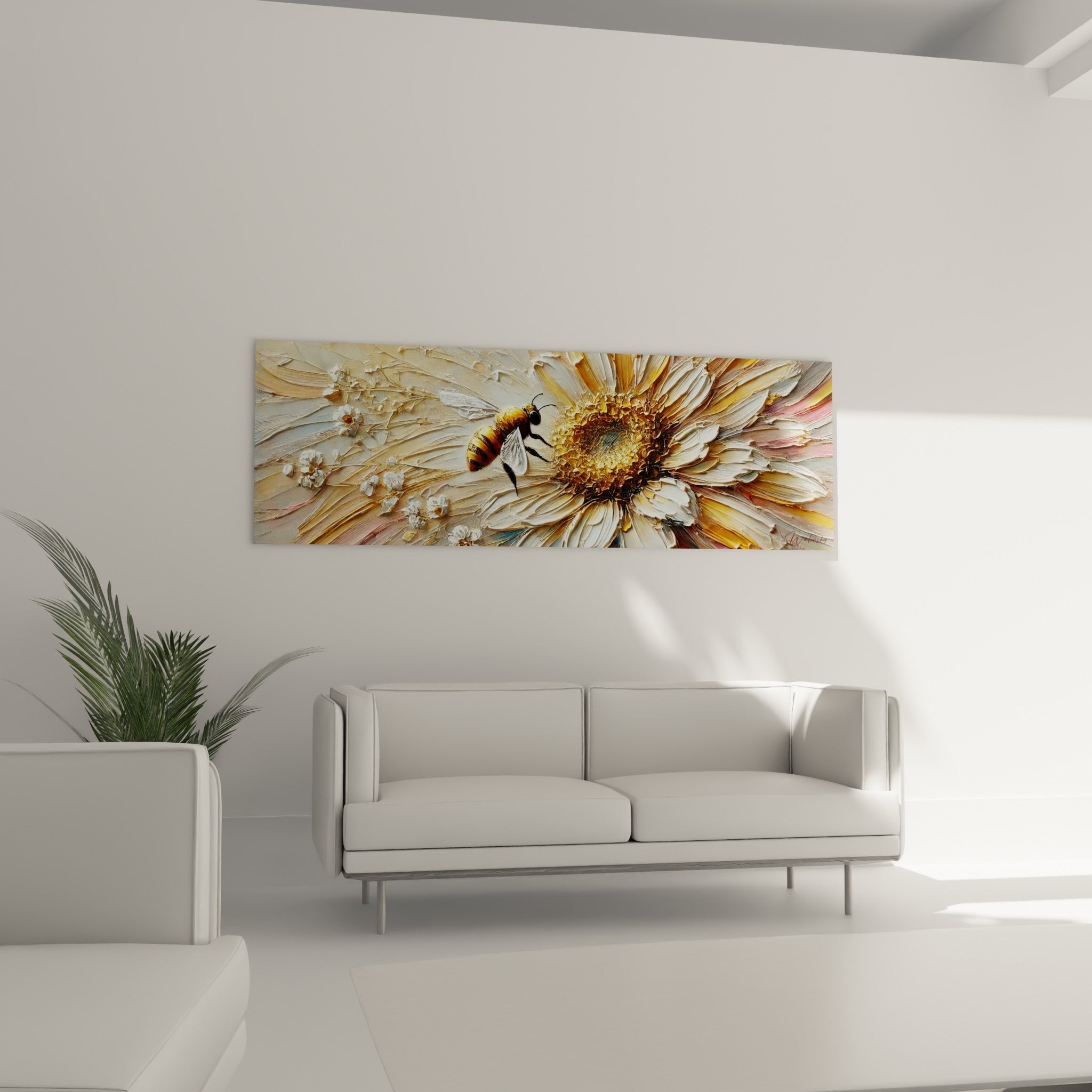 Fleur blanc cassé et insecte doré suspendus au-dessus d'un canapé dans un salon lumineux