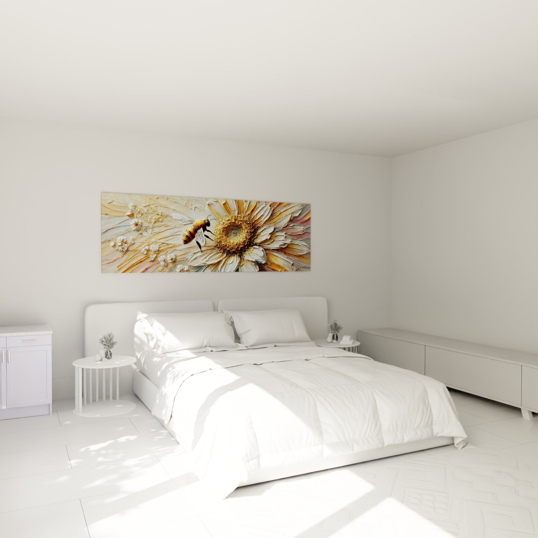 Marguerite dorée et abeille fauve accrochées au-dessus d'un lit dans une chambre claire