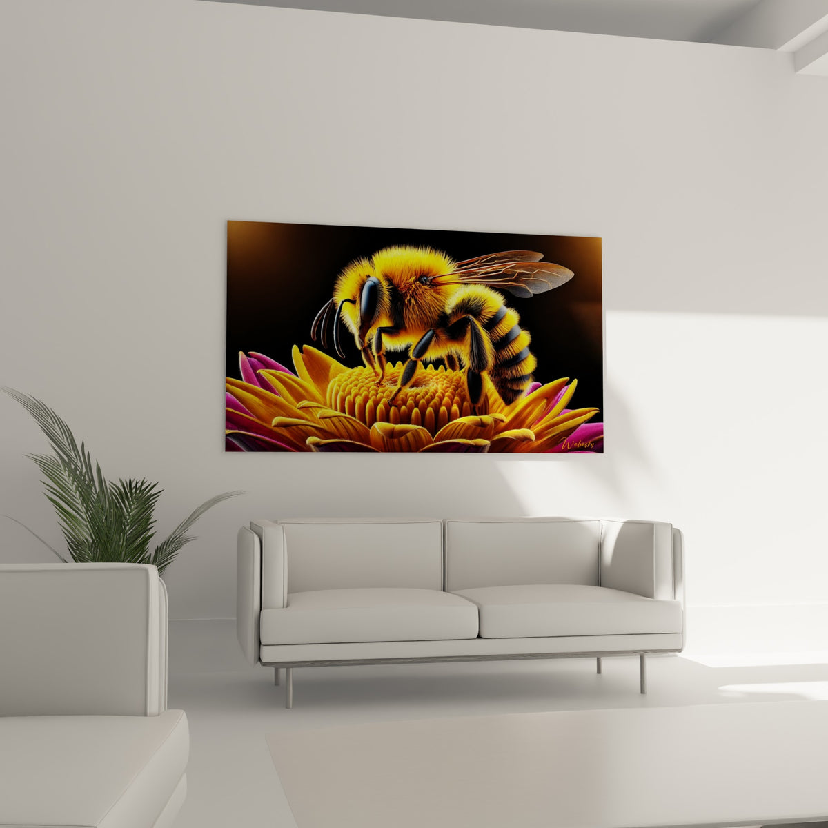 Fleur pourpre et abeille jaune vif en détail saisissant au-dessus d'un canapé dans un salon lumineux