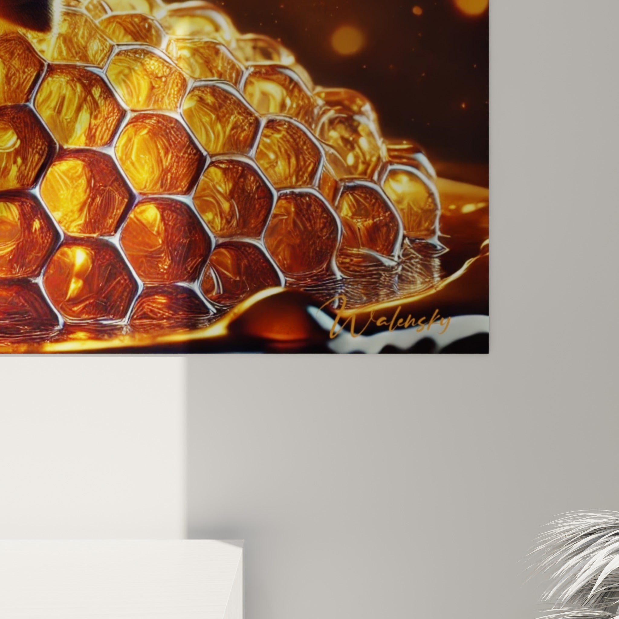 Alvéoles hexagonales ambrées et gouttes de miel brillantes révèlent le grain doré de la toile