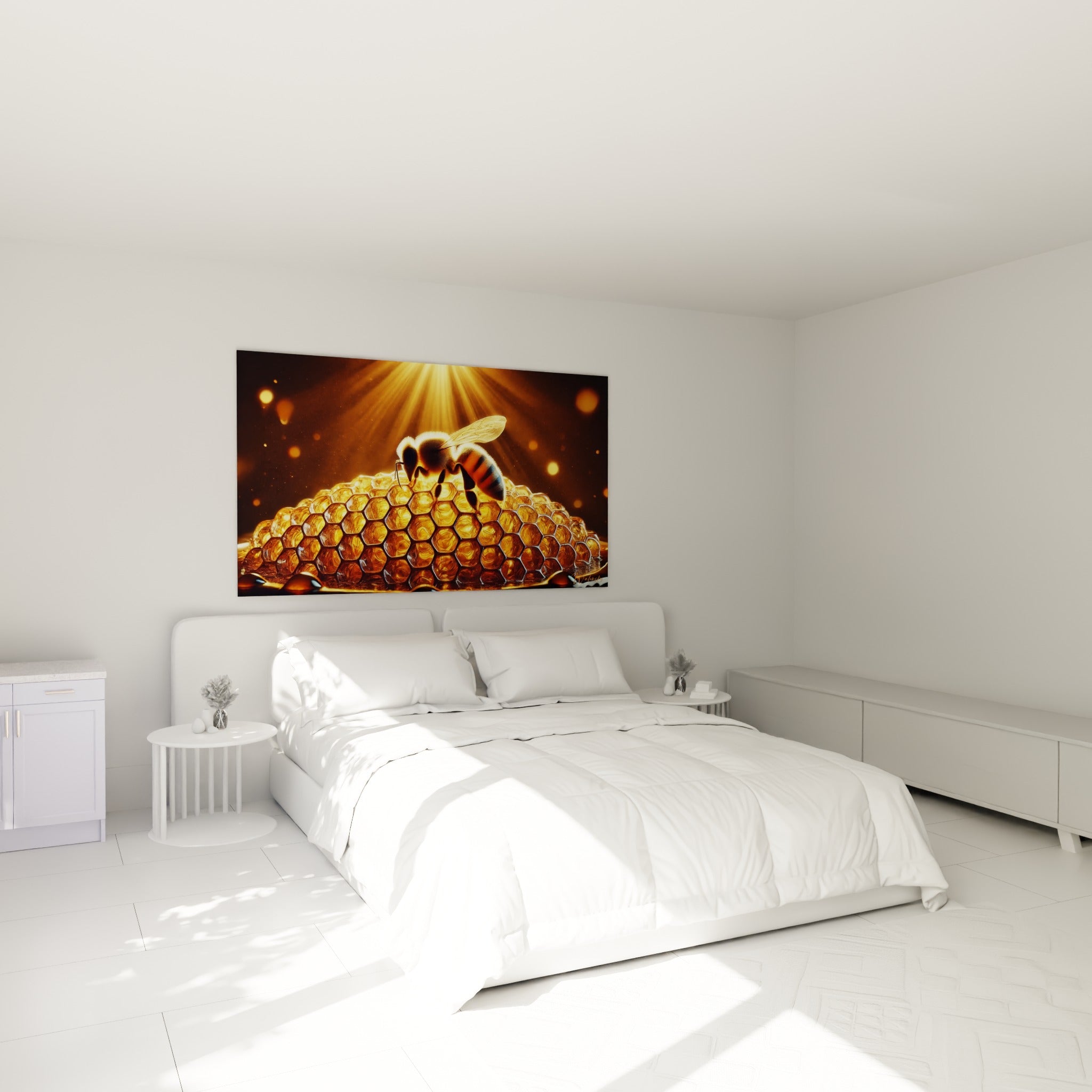 Abeille et alvéoles dorées au-dessus d'un lit dans une chambre claire et lumineuse