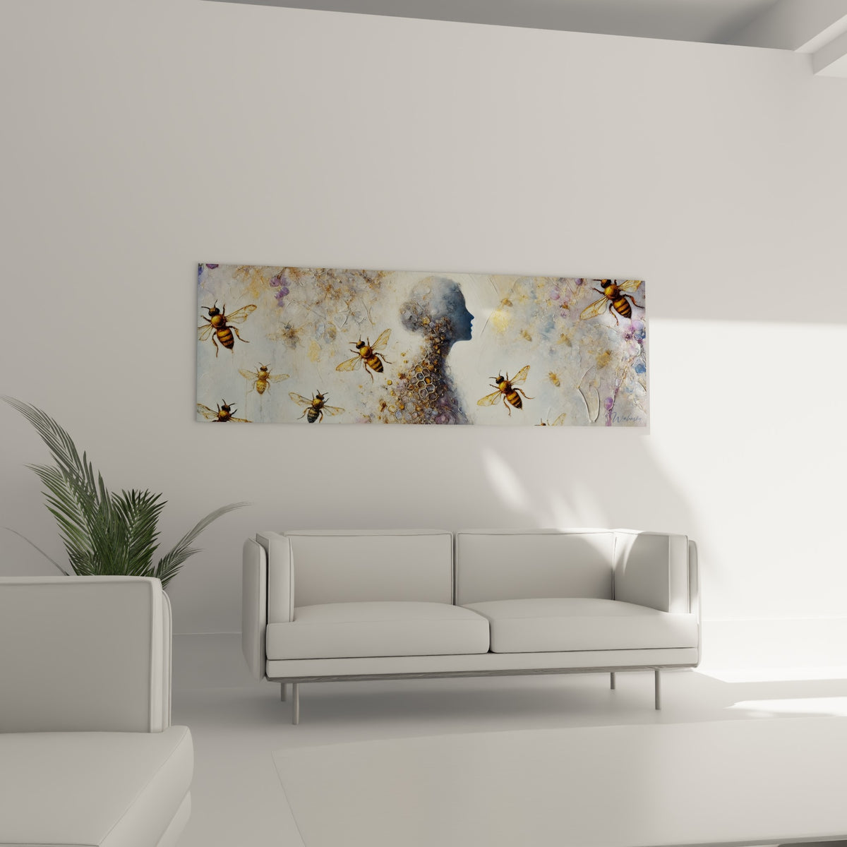 Profil bleu grisé cerné d'abeilles ambrées et de motifs alvéolés au-dessus d'un canapé dans un salon lumineux