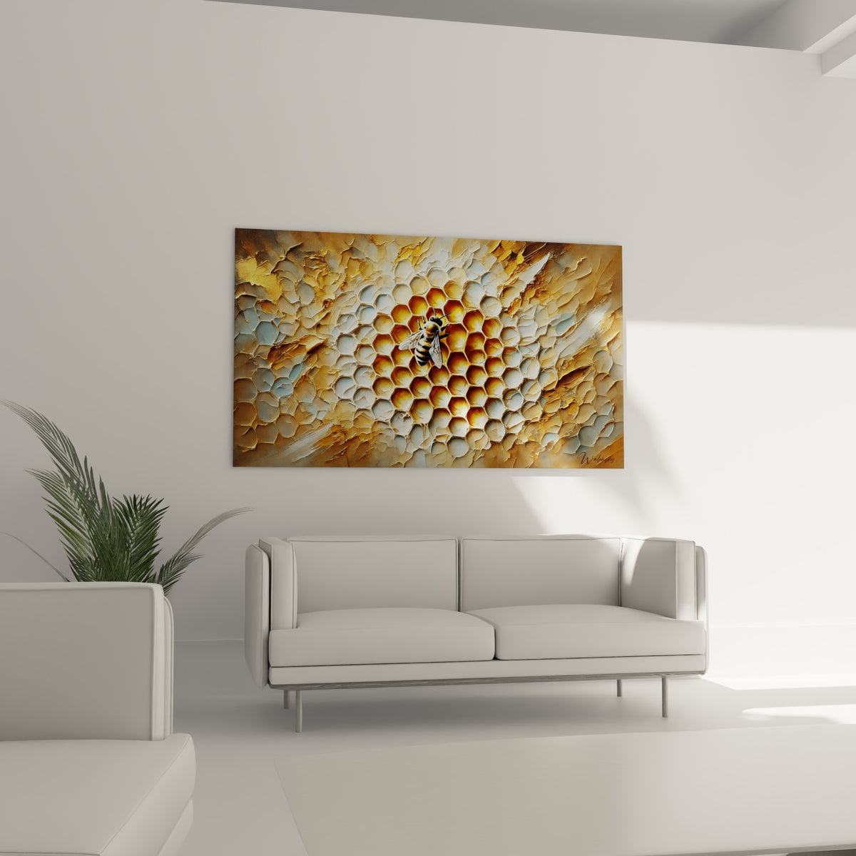 Alvéoles hexagonales dorées et blanches avec abeille détaillée, tableau au-dessus d'un canapé dans un salon lumineux