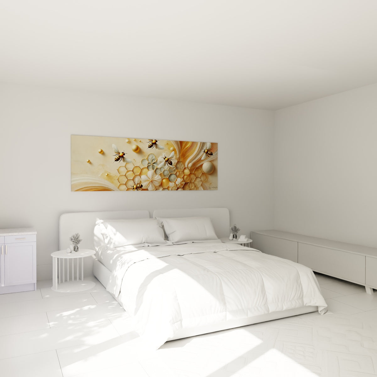 Ruche dorée et fleurs nacrées peintes au-dessus d'un lit dans une chambre claire