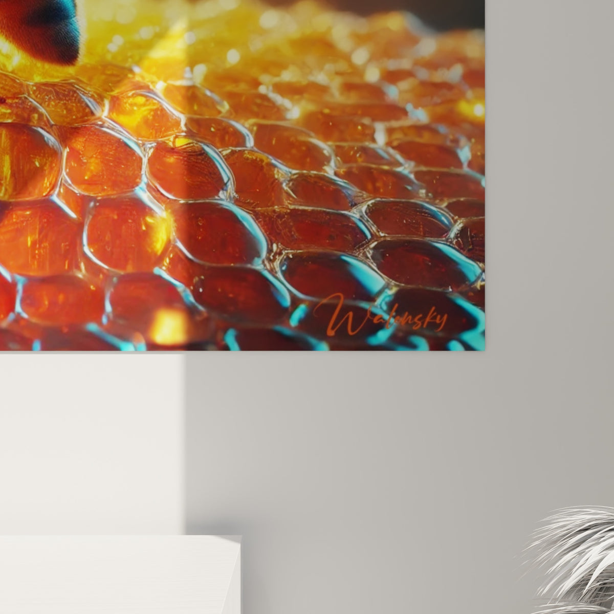 Grain rapproché des alvéoles hexagonales ambrées et du duvet doré strié de bleu de l'abeille