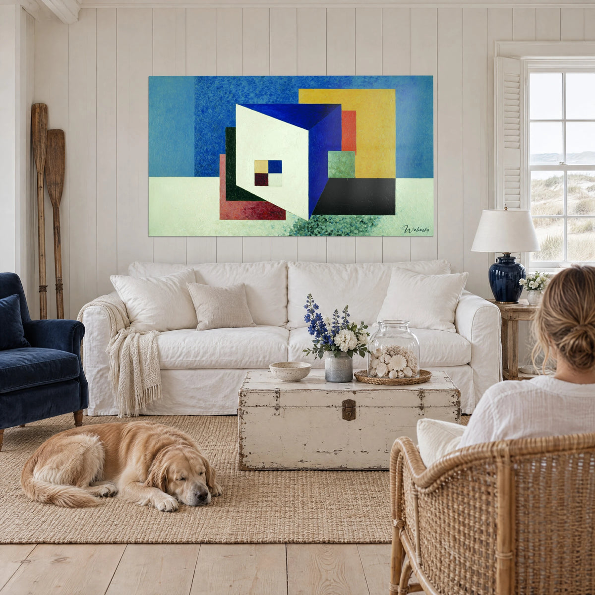 Gemälde Offener weißer Würfel auf blauem und senffarbenem Hintergrund, Golden Retriever liegt auf dem Teppich vor einem Sofa in einem hellen Wohnzimmer
