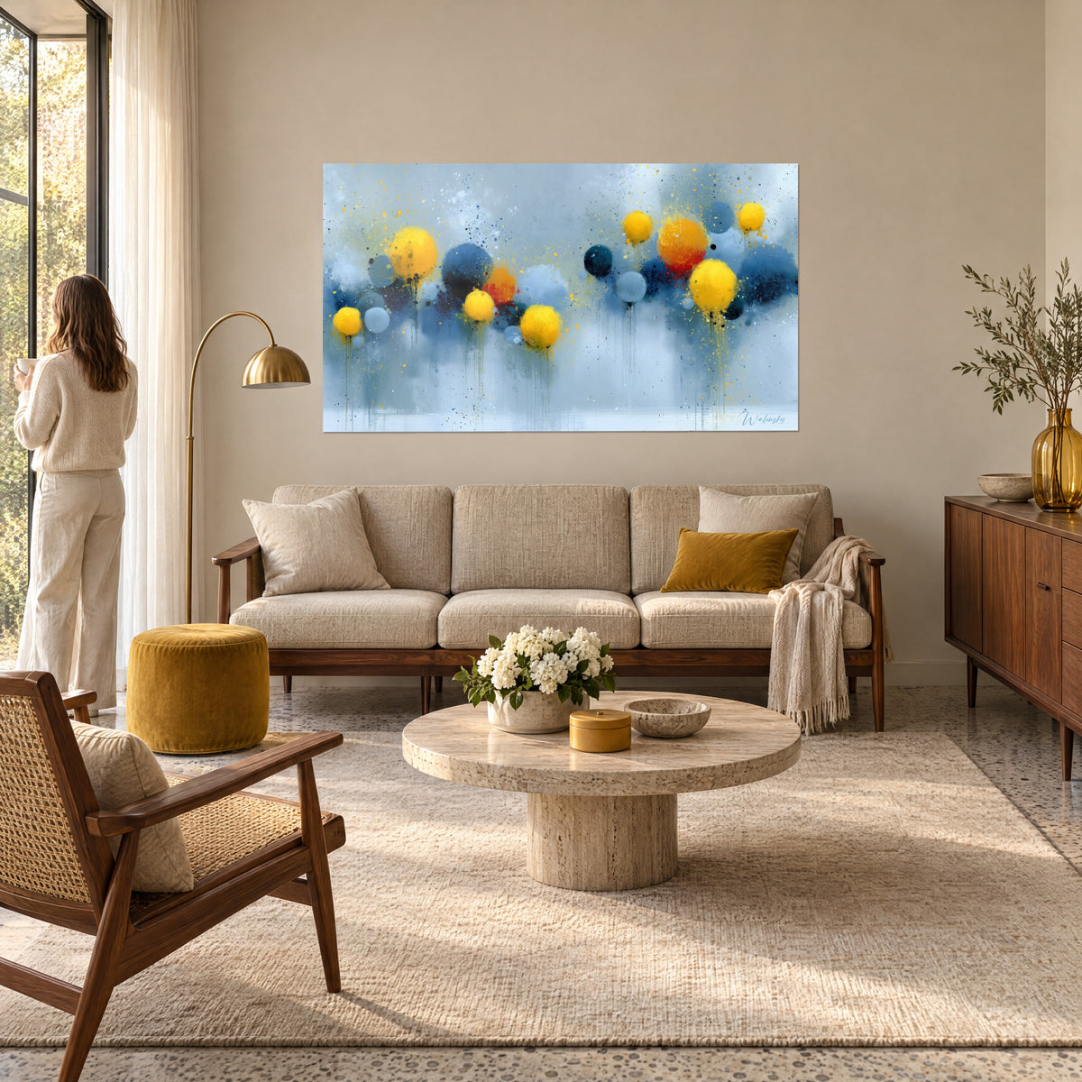 Tableau sphères jaune soleil éclaboussées sur fond bleu gris, coulures fines, au-dessus d'un canapé dans un salon lumineux