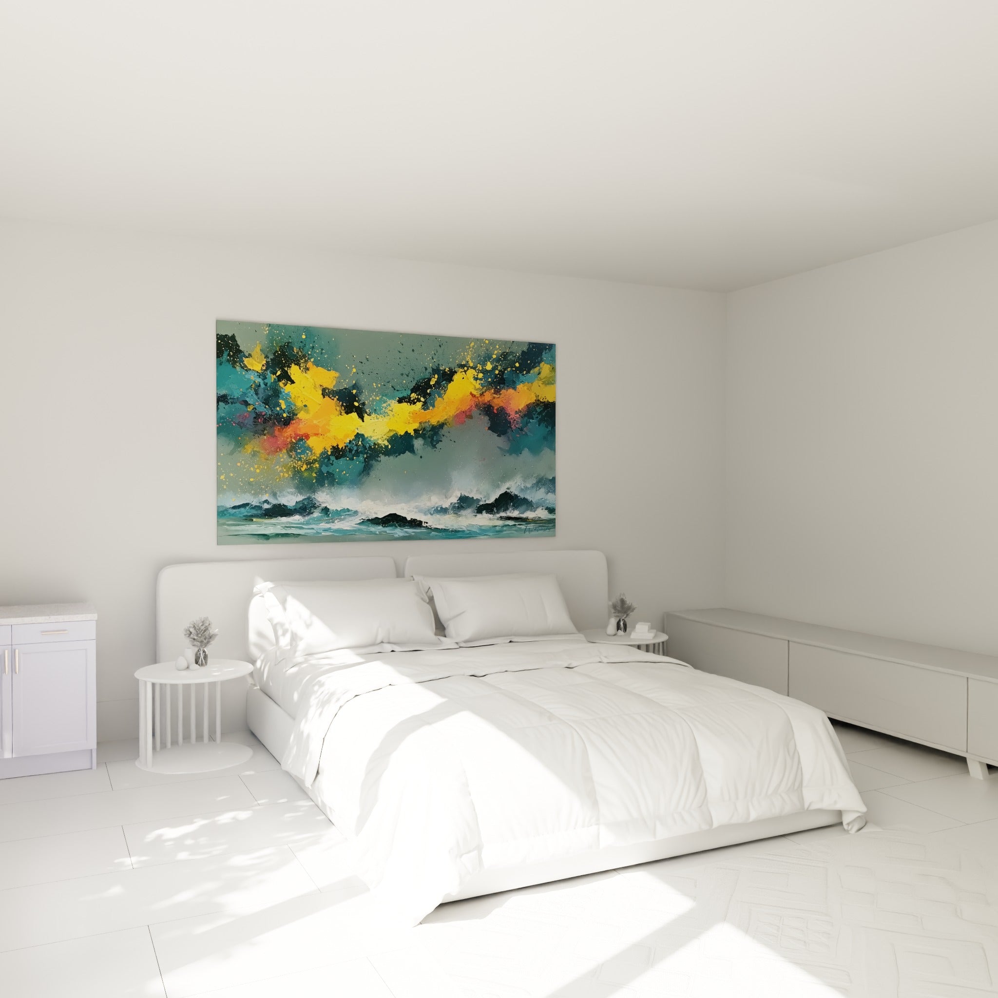 Ciel embrasé jaune orangé sur fond bleu marine, ce tableau abstrait coloré au-dessus d'un lit dans une chambre claire