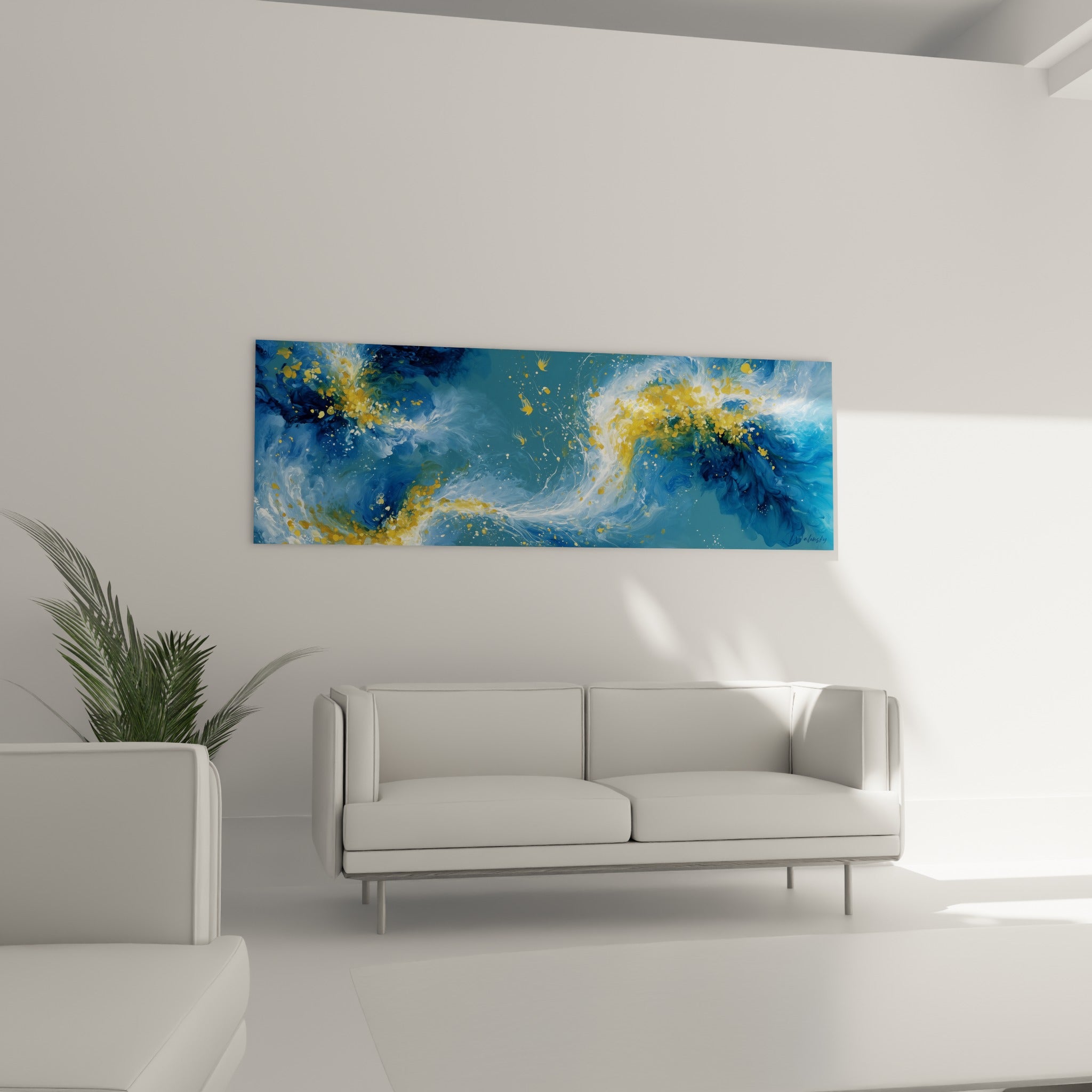 Courant doré et bleu profond de l'Abstrait Coloré au-dessus d'un canapé dans un salon lumineux