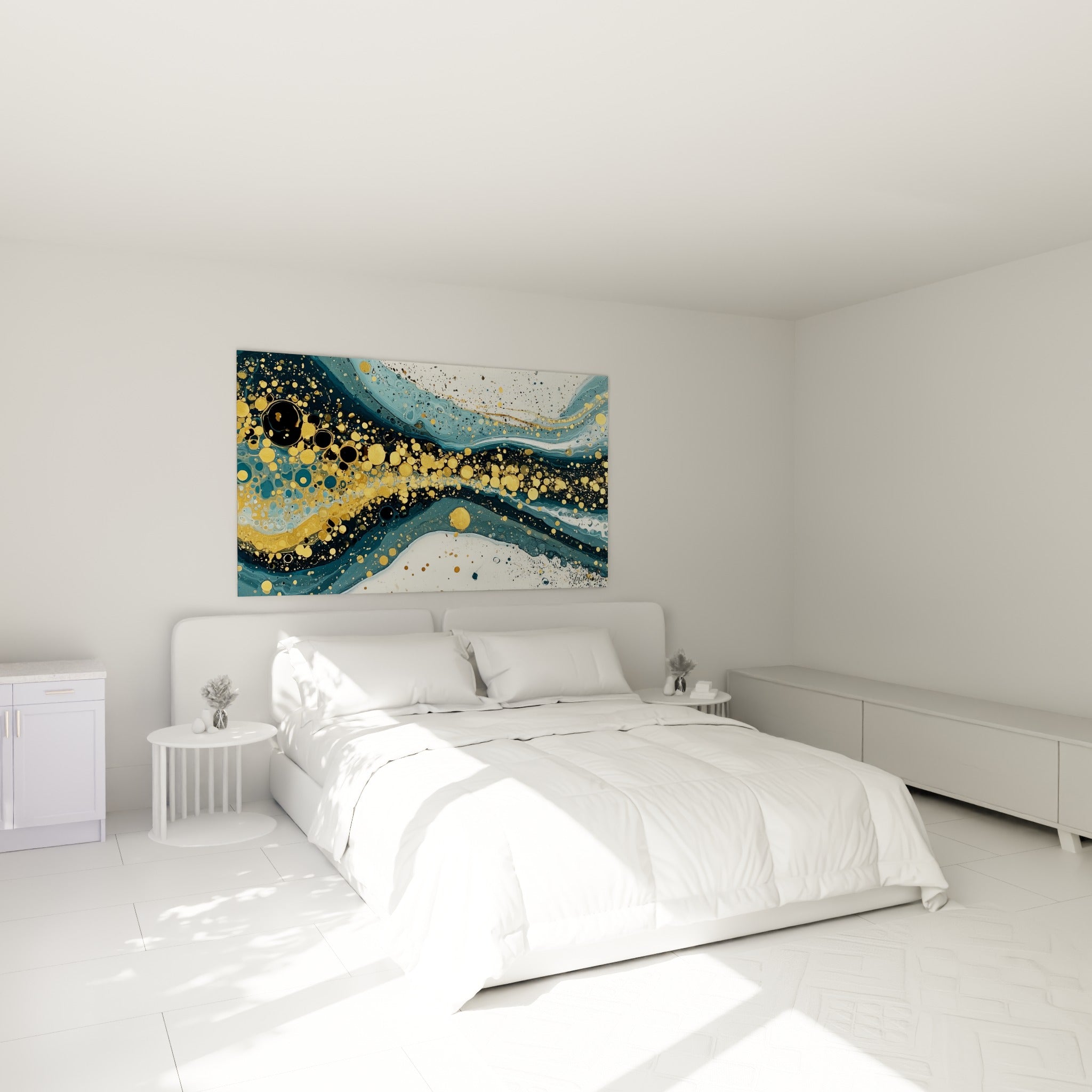 Courant doré et bleu marine ondulant, accroché au-dessus d'un lit dans une chambre claire