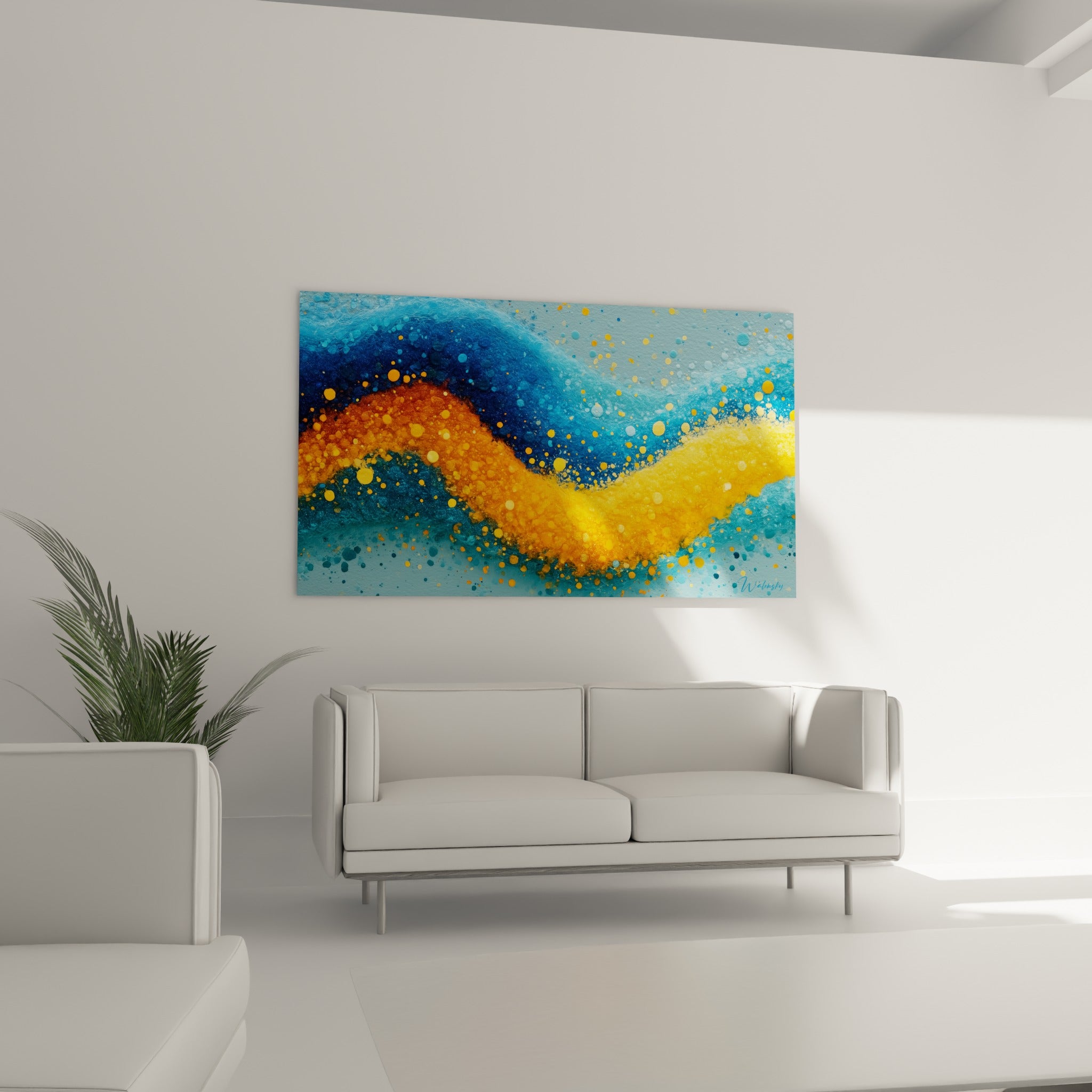 Courbe jaune et turquoise scintillante disposée au-dessus d'un canapé dans un salon lumineux