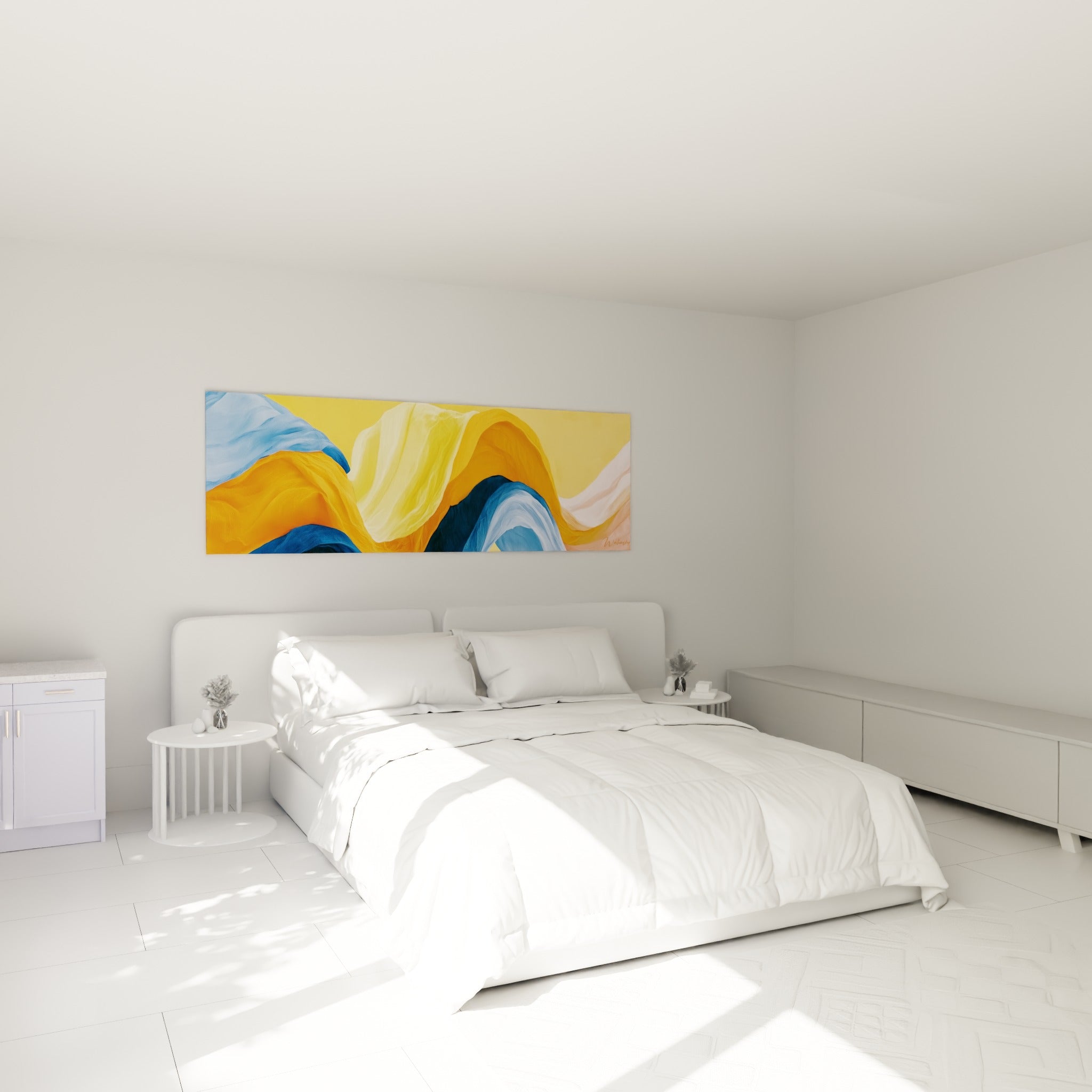 Courbes dorées et bleu marine peintes en volutes, accrochées au-dessus d'un lit dans une chambre claire