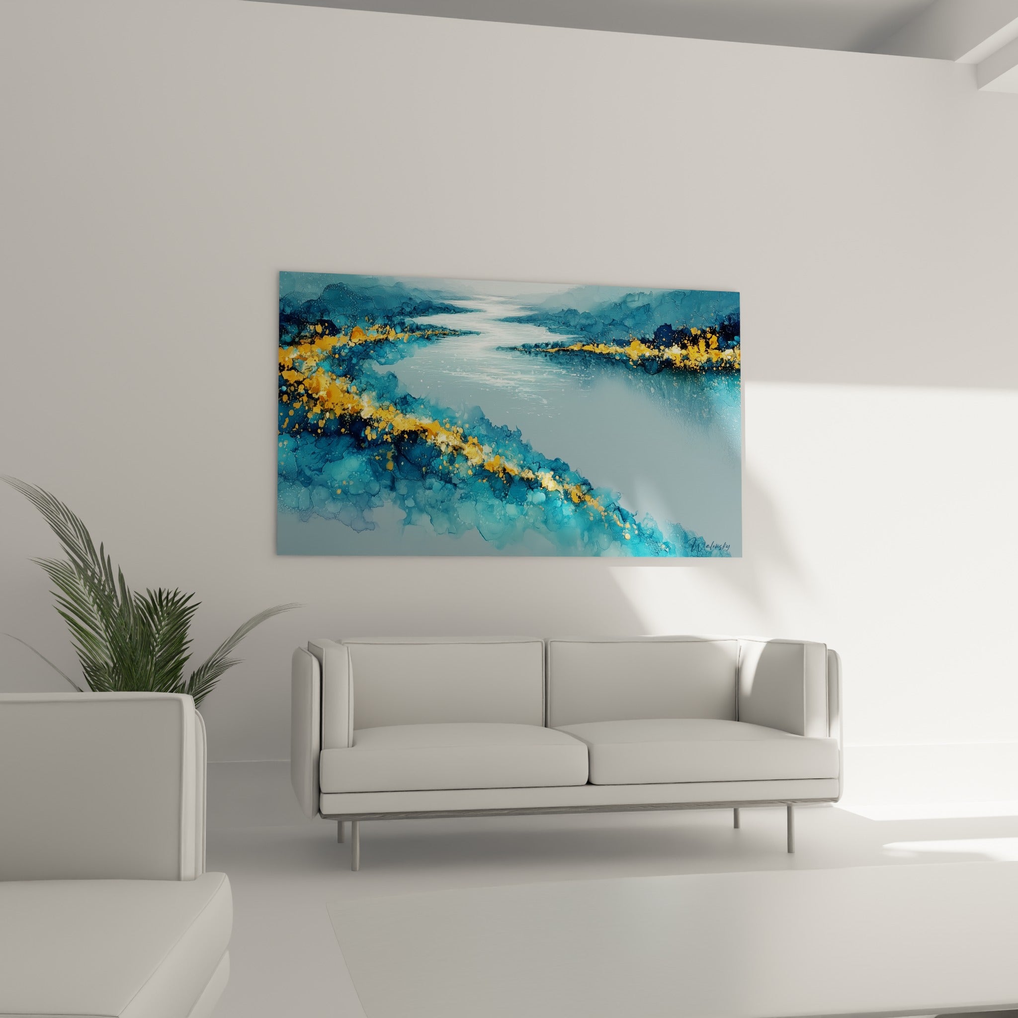 Cours d'eau bleu profond et éclats ocre suspendu au-dessus d'un canapé dans un salon lumineux
