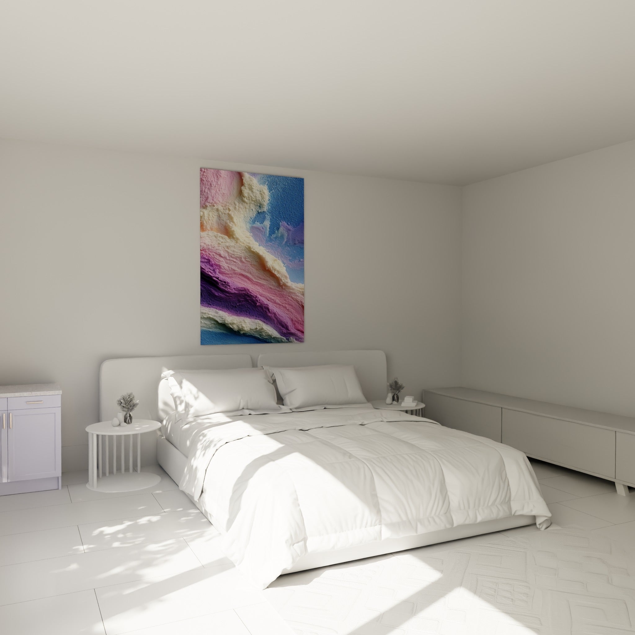 Crête violette et bleu marine en relief accrochée au-dessus d'un lit dans une chambre claire