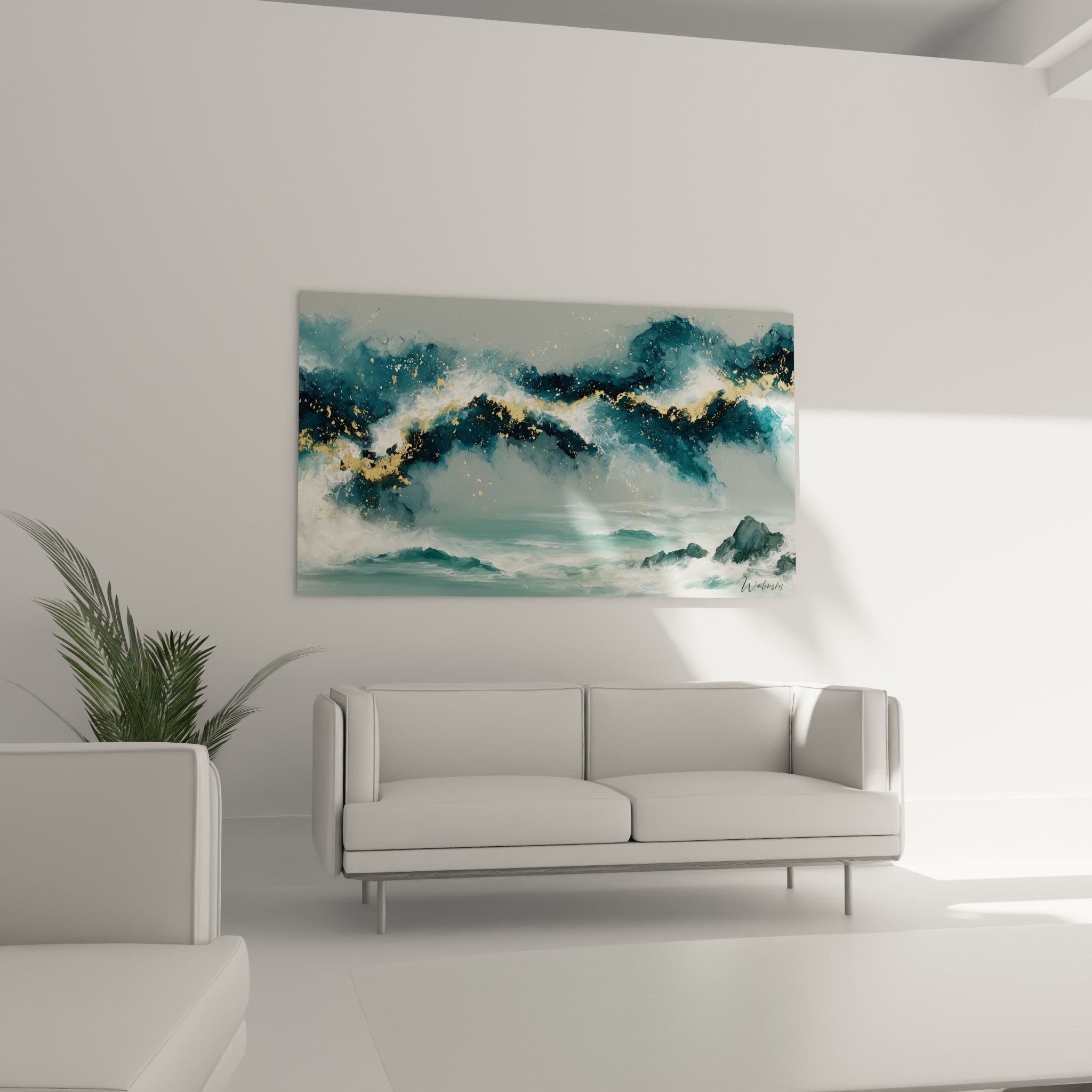 Crête de vague bleu marine traversée de filaments dorés au-dessus d'un canapé dans un salon lumineux