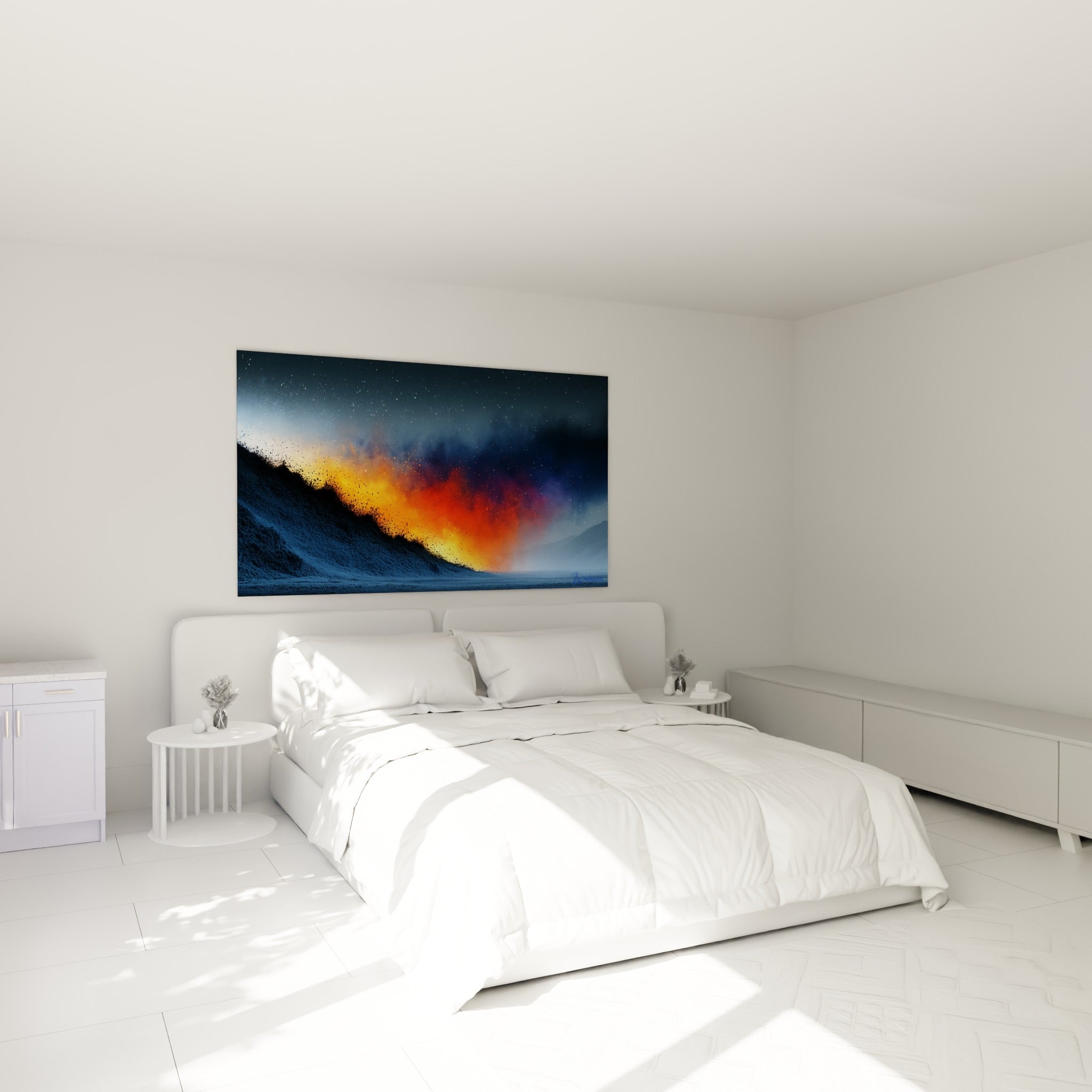 Crête de sable bleu nuit percée de flammes oranges, accrochée au-dessus d'un lit dans une chambre claire