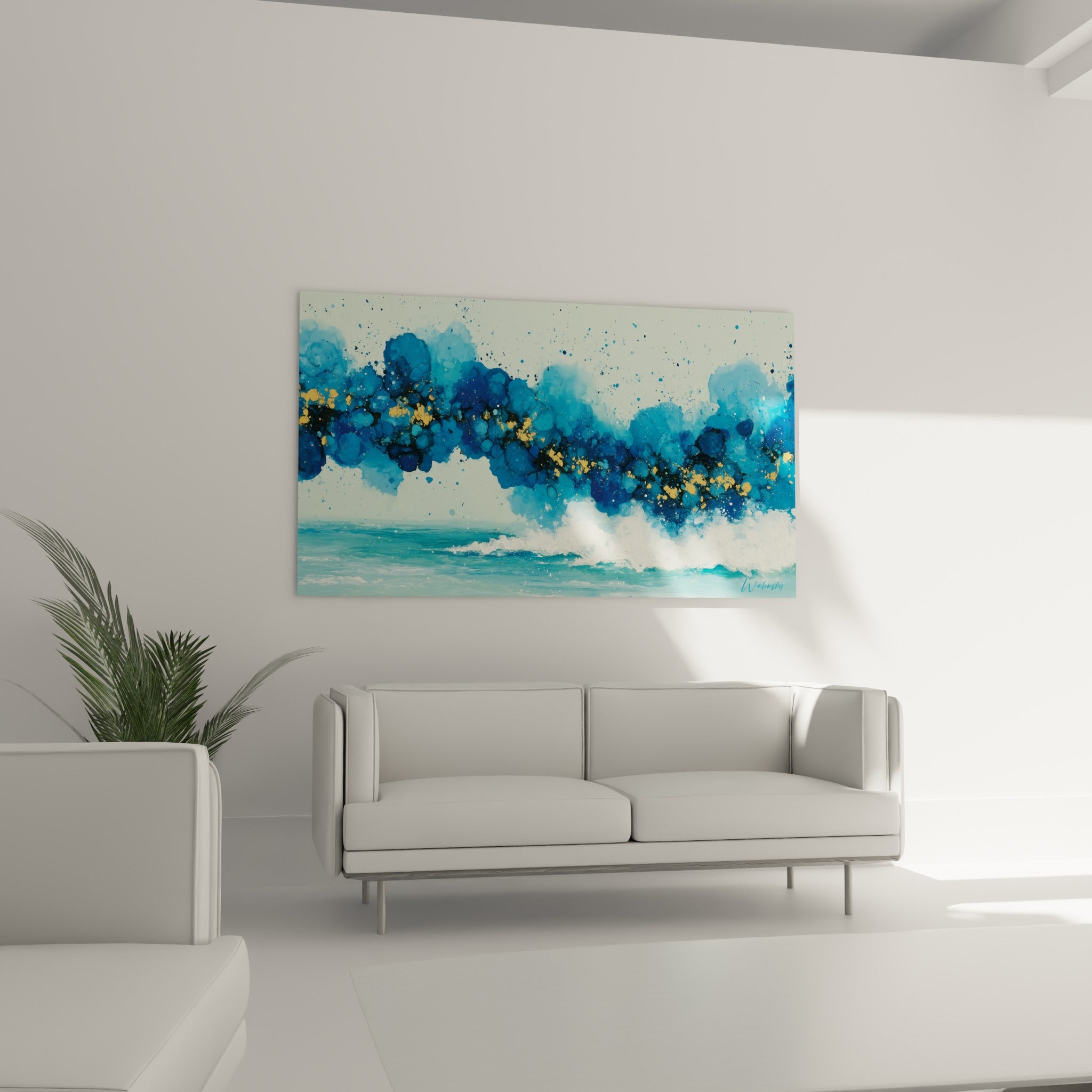 Déferlante turquoise et bleu marine parsemée d'or, au-dessus d'un canapé dans un salon lumineux